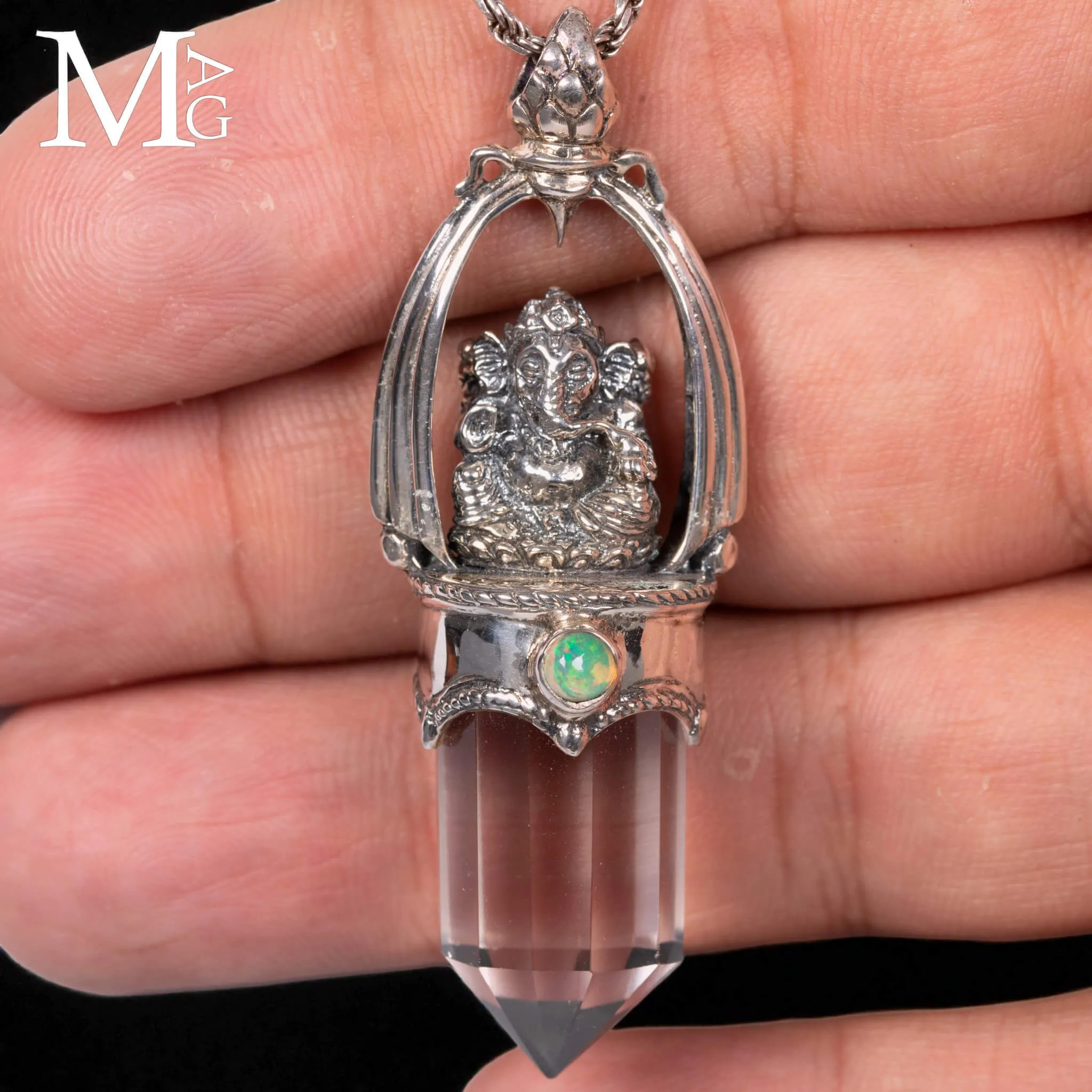 Ciondolo in Argento con Ganesha, Punta in Quarzo Ialino e Opale Etiope.