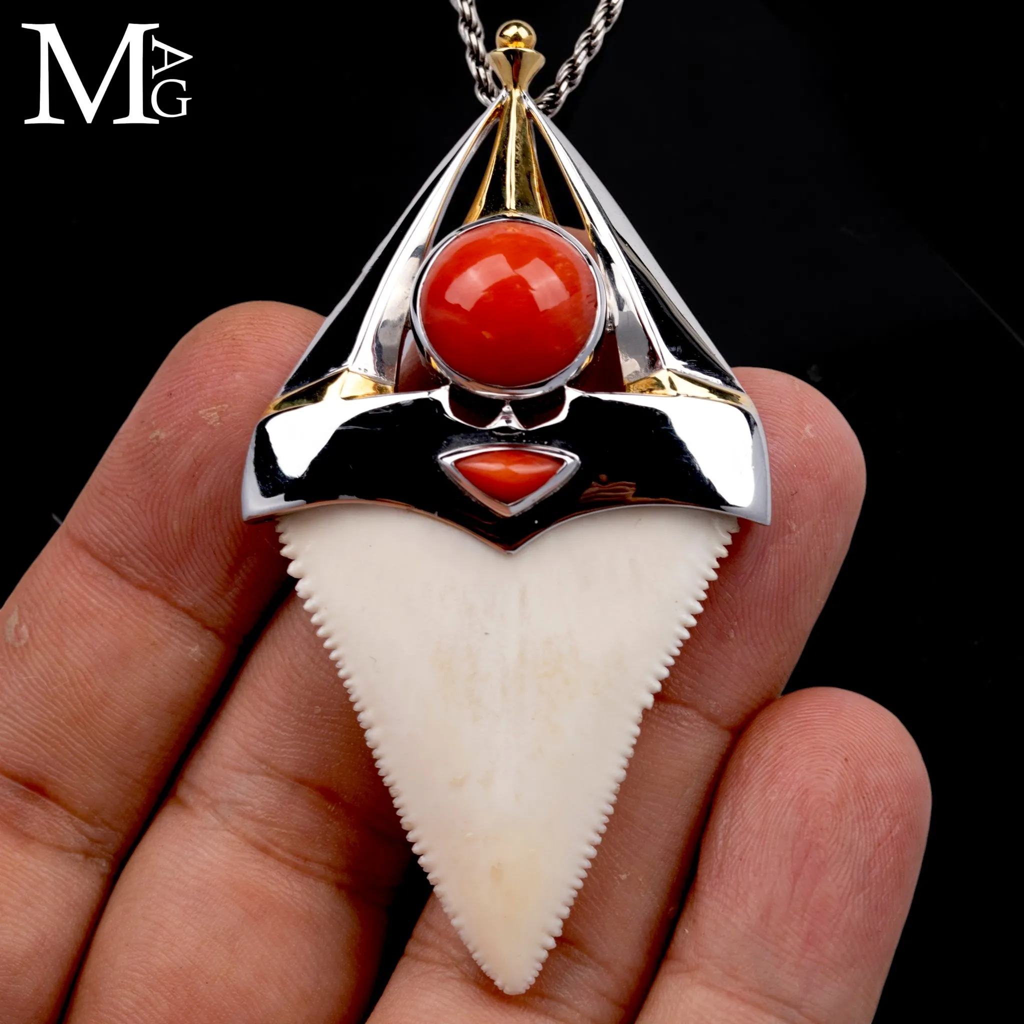 Pendente Unisex in Argento con Dente Naturale di Grande Squalo Bianco e Corallo Rosso.