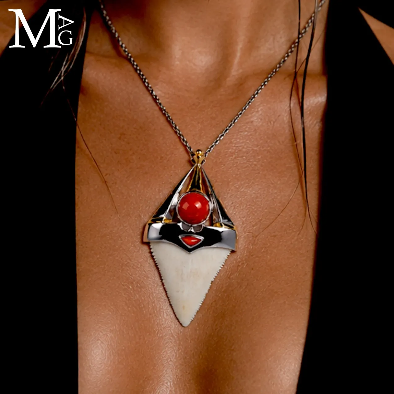 Pendente Unisex in Argento con Dente Naturale di Grande Squalo Bianco e Corallo Rosso.