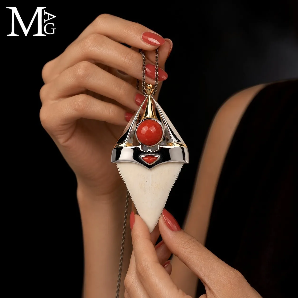 Pendente Unisex in Argento con Dente Naturale di Grande Squalo Bianco e Corallo Rosso.