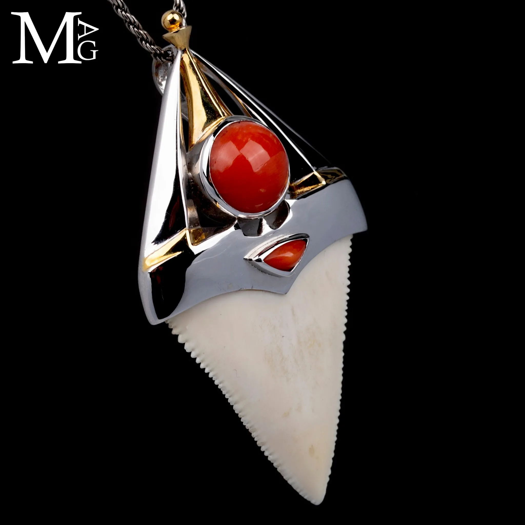 Pendente Unisex in Argento con Dente Naturale di Grande Squalo Bianco e Corallo Rosso.