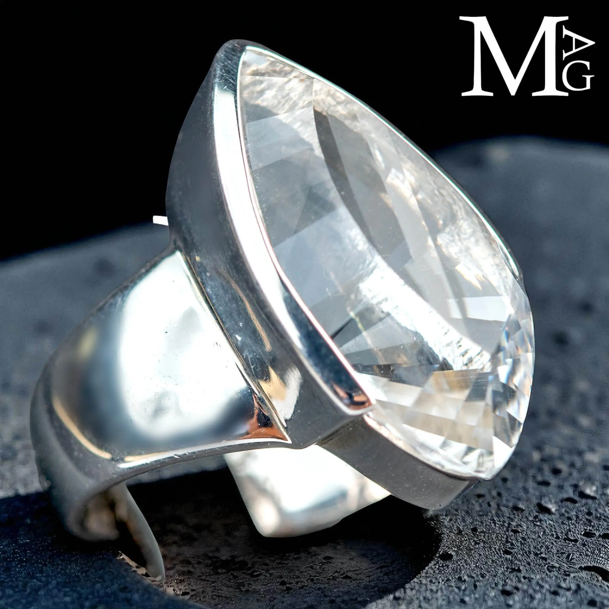 Anello in Argento con Quarzo Trasparente, Tsavorite e Diamantini.
