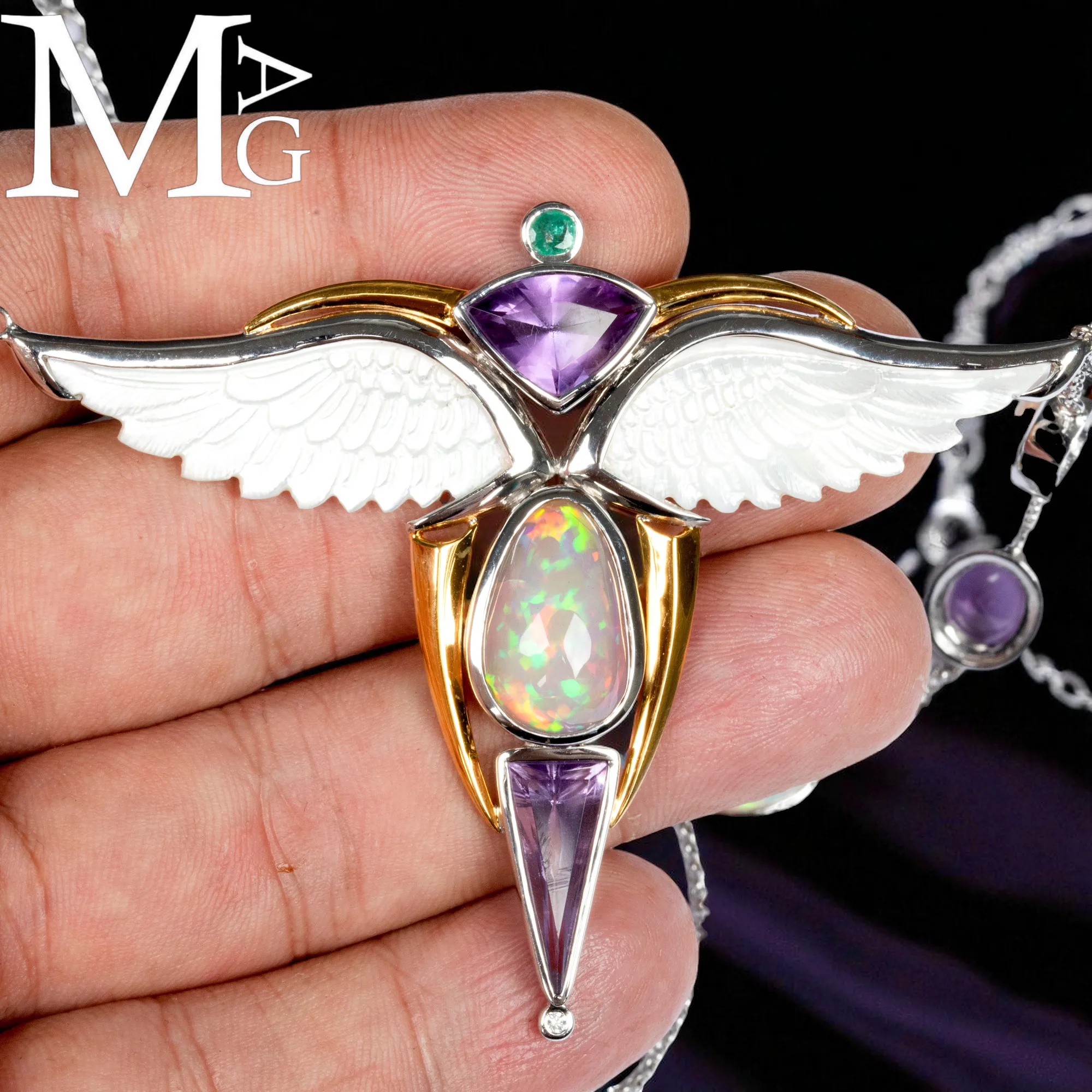 Collier con opale, ametista, smeraldo e diamante – ali in madreperla
