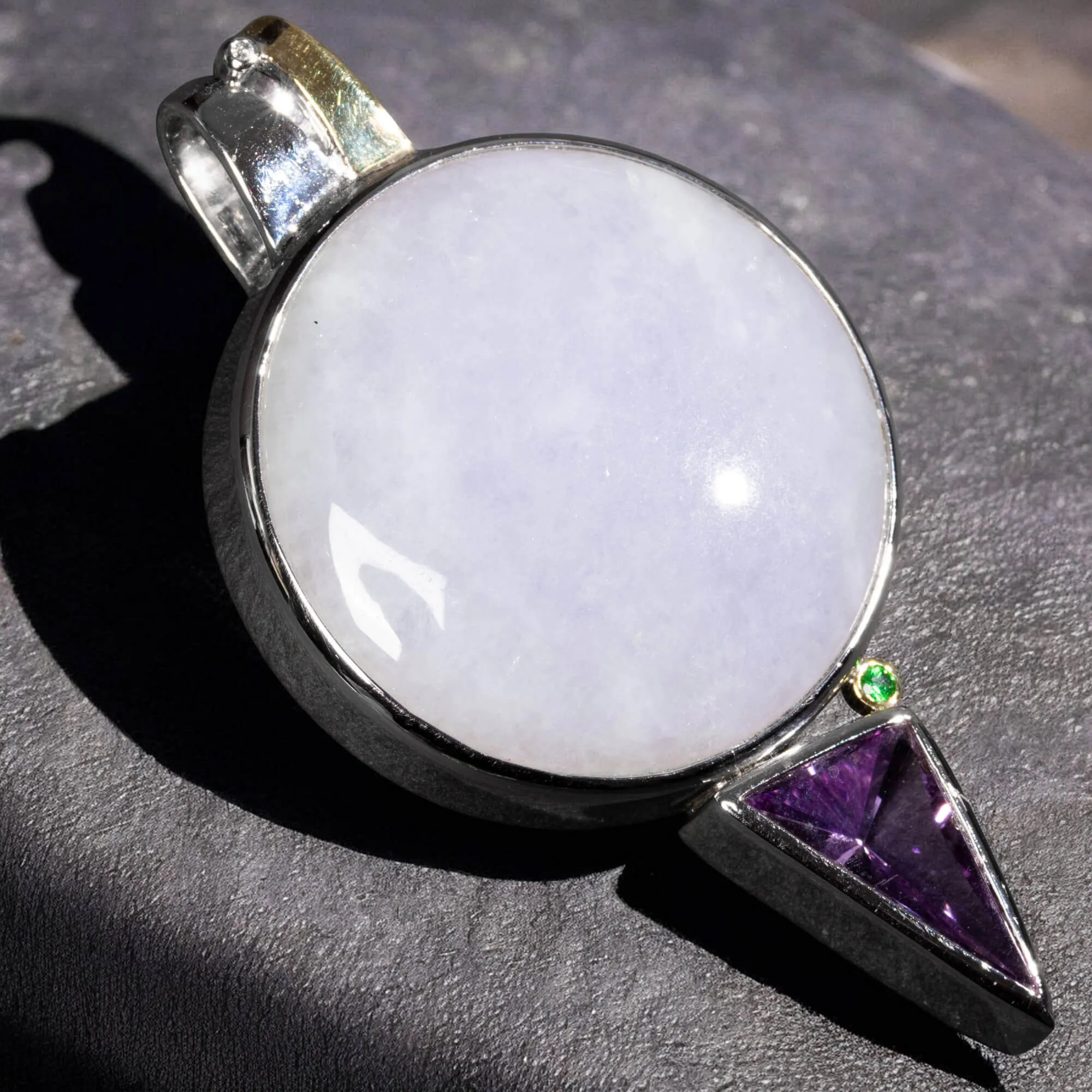 Eterna Armonia: Ciondolo in Giada Lavanda, Ametista e Smeraldo.
