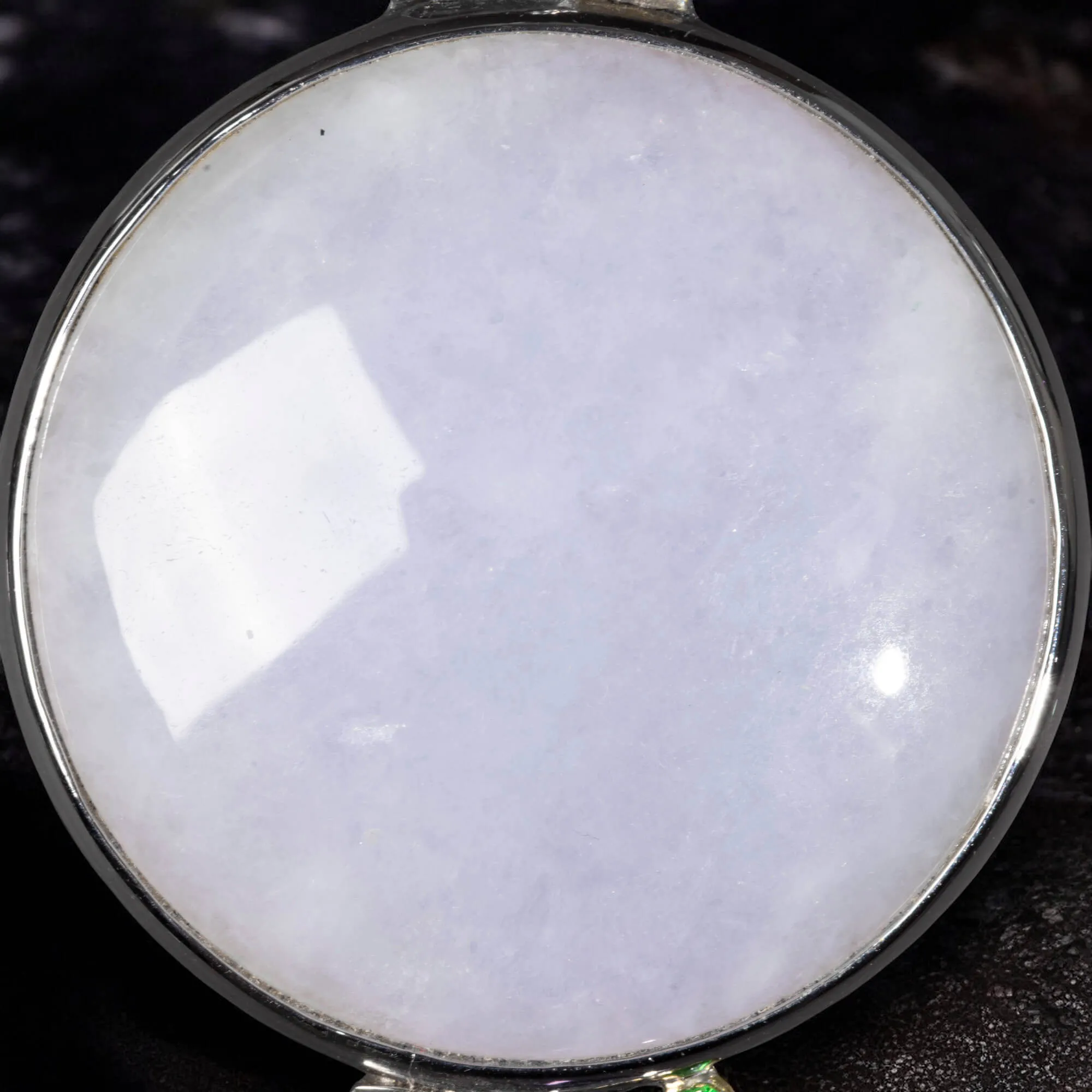 Eterna Armonia: Ciondolo in Giada Lavanda, Ametista e Smeraldo.