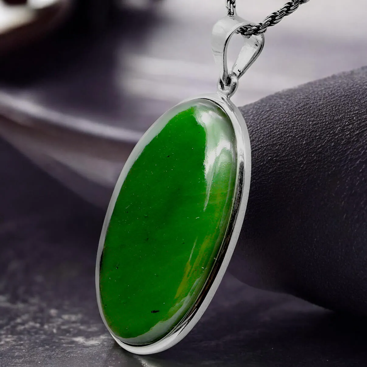 Ciondolo in Argento con Cabochon Ovale di Giada Nefrite.