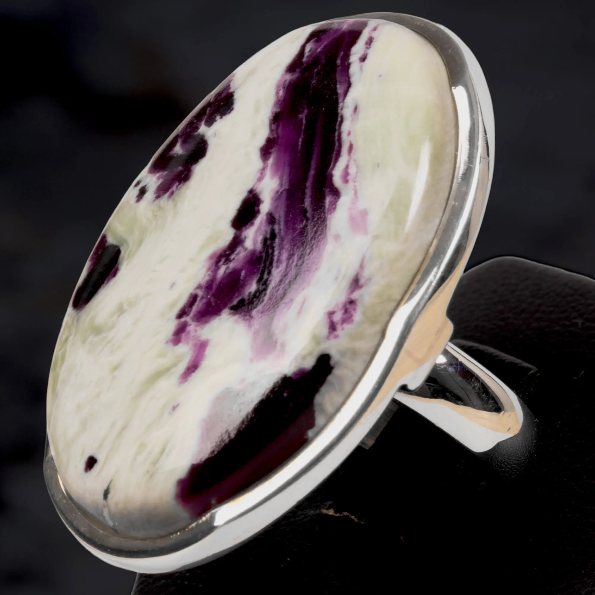 Anello in Argento con Kammererite Ovale.