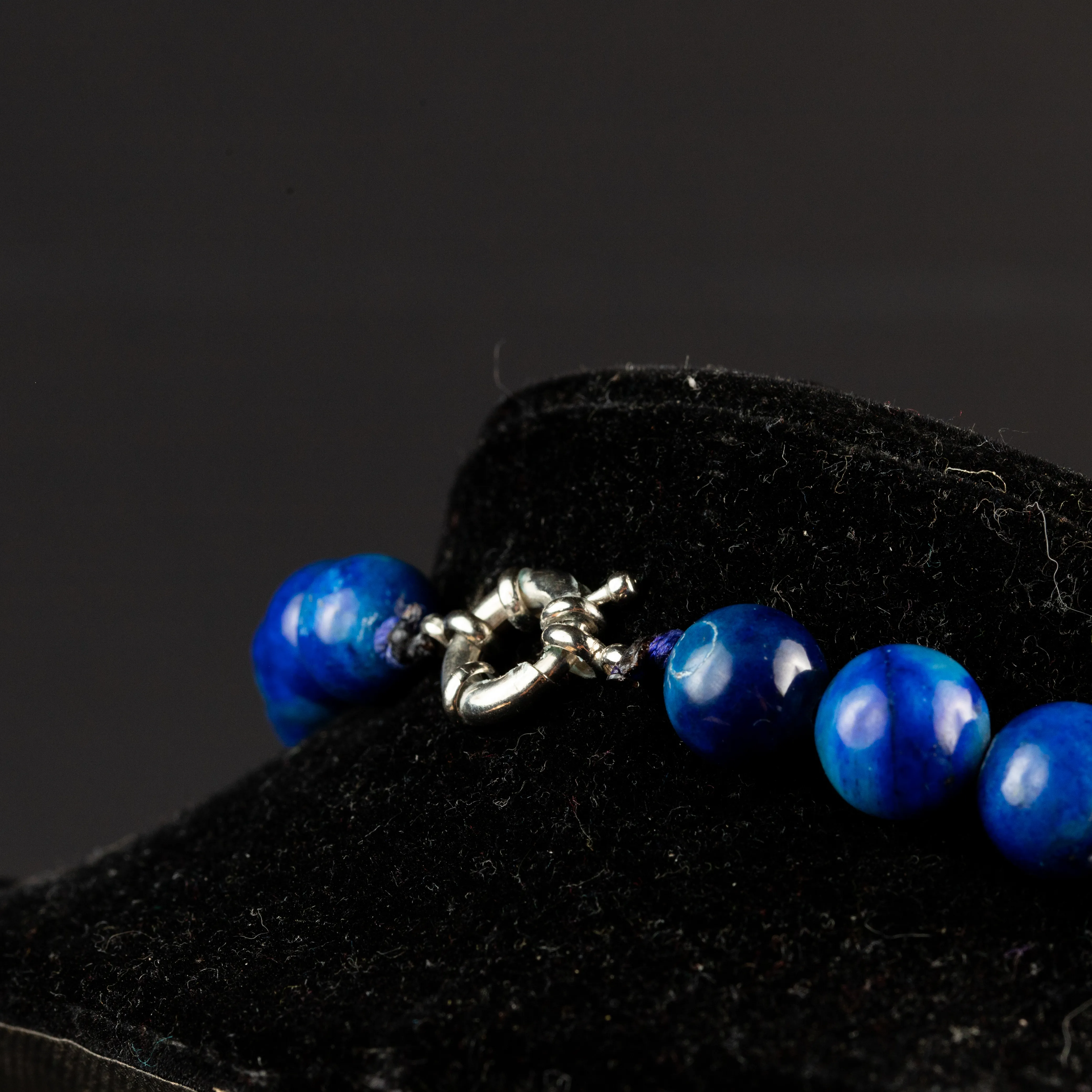 Collana in Lapislazzuli: Eleganza Blu e Connessione Spirituale.