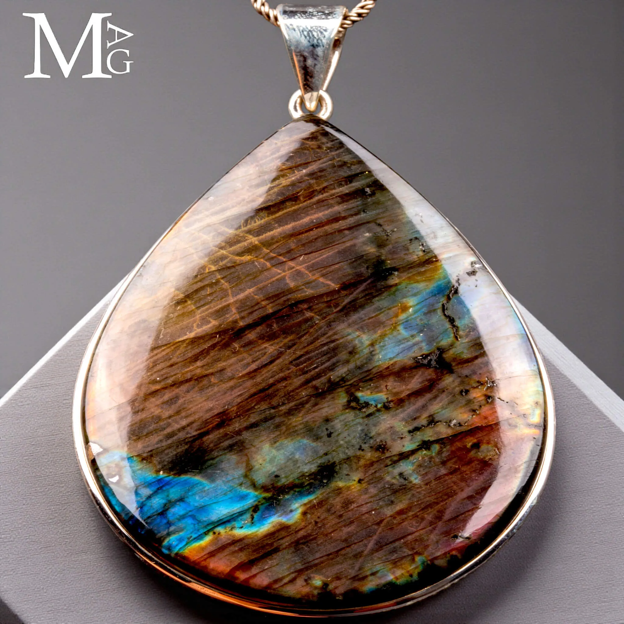 Ciondolo in Argento con Cabochon di Spettrolite.