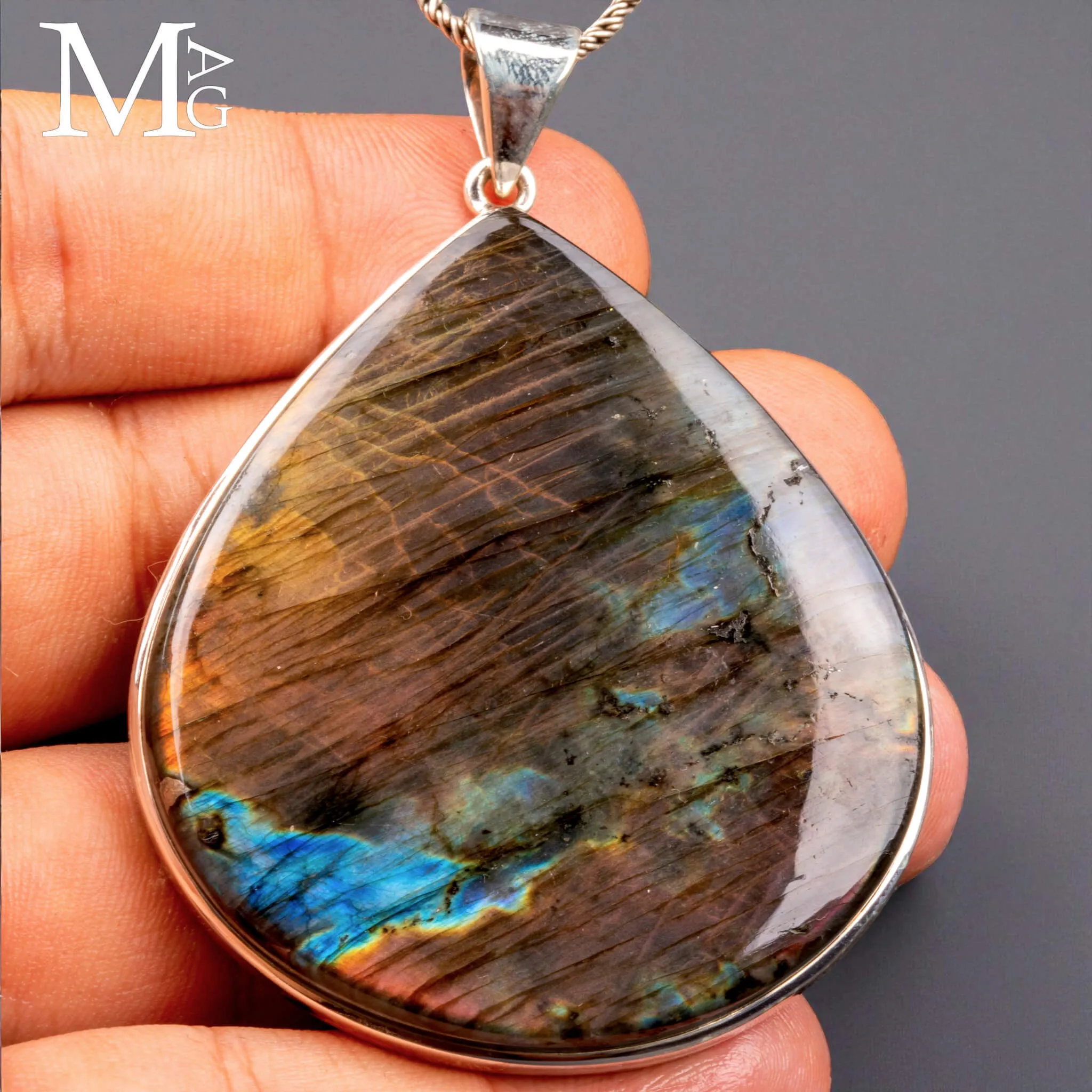 Ciondolo in Argento con Cabochon di Spettrolite.