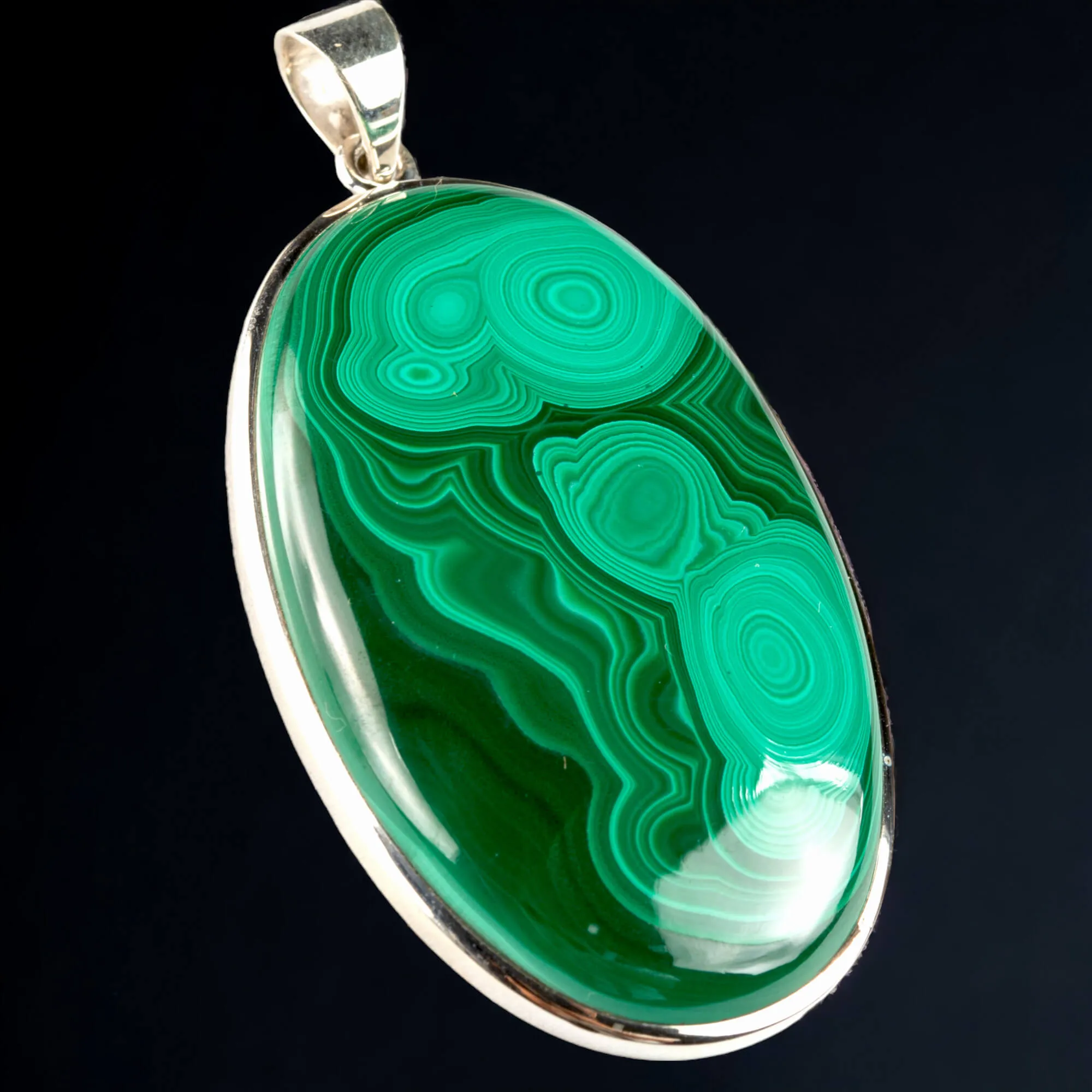 Pendente con grande cabochon ovale in malachite