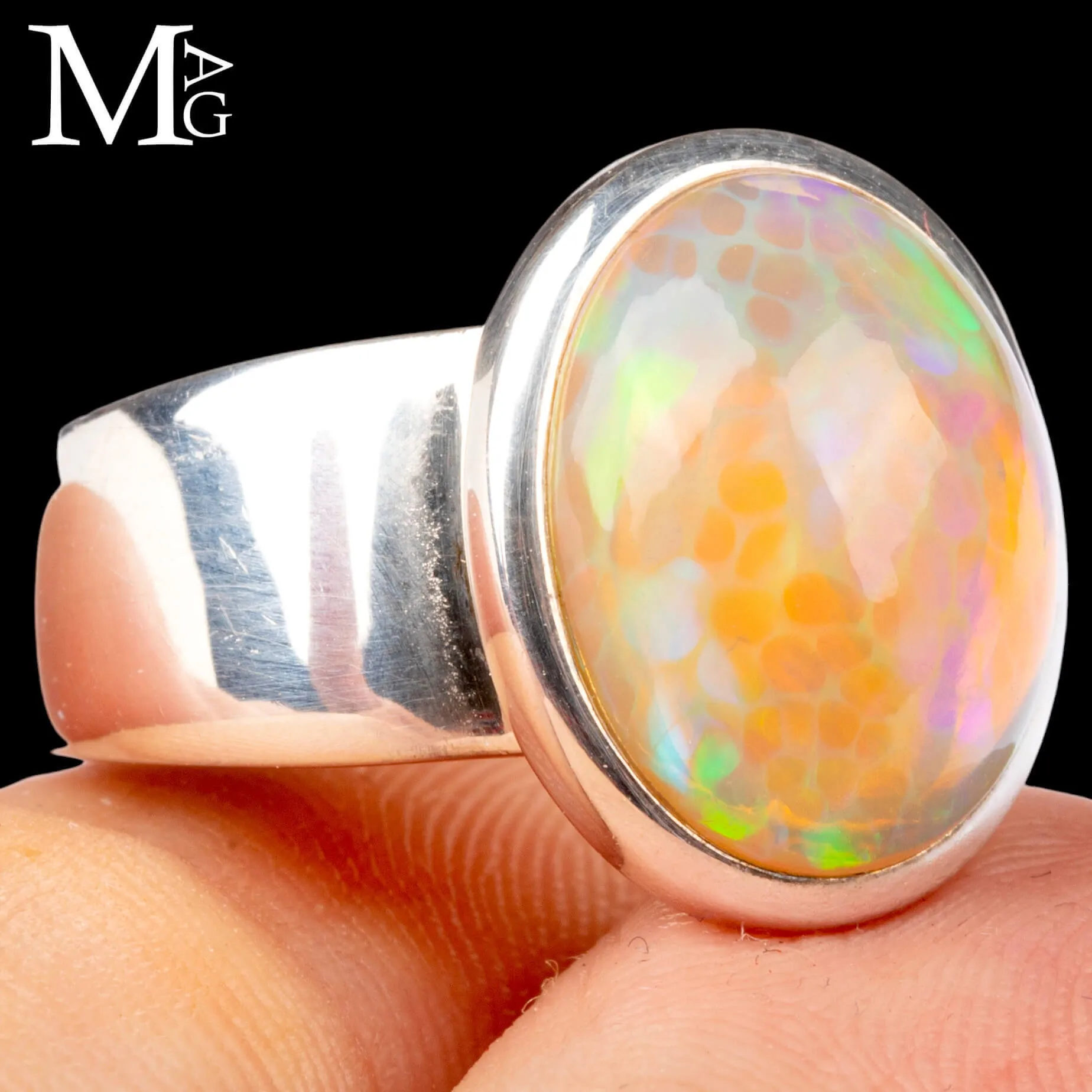 Anello con opale etiope di Welo.
