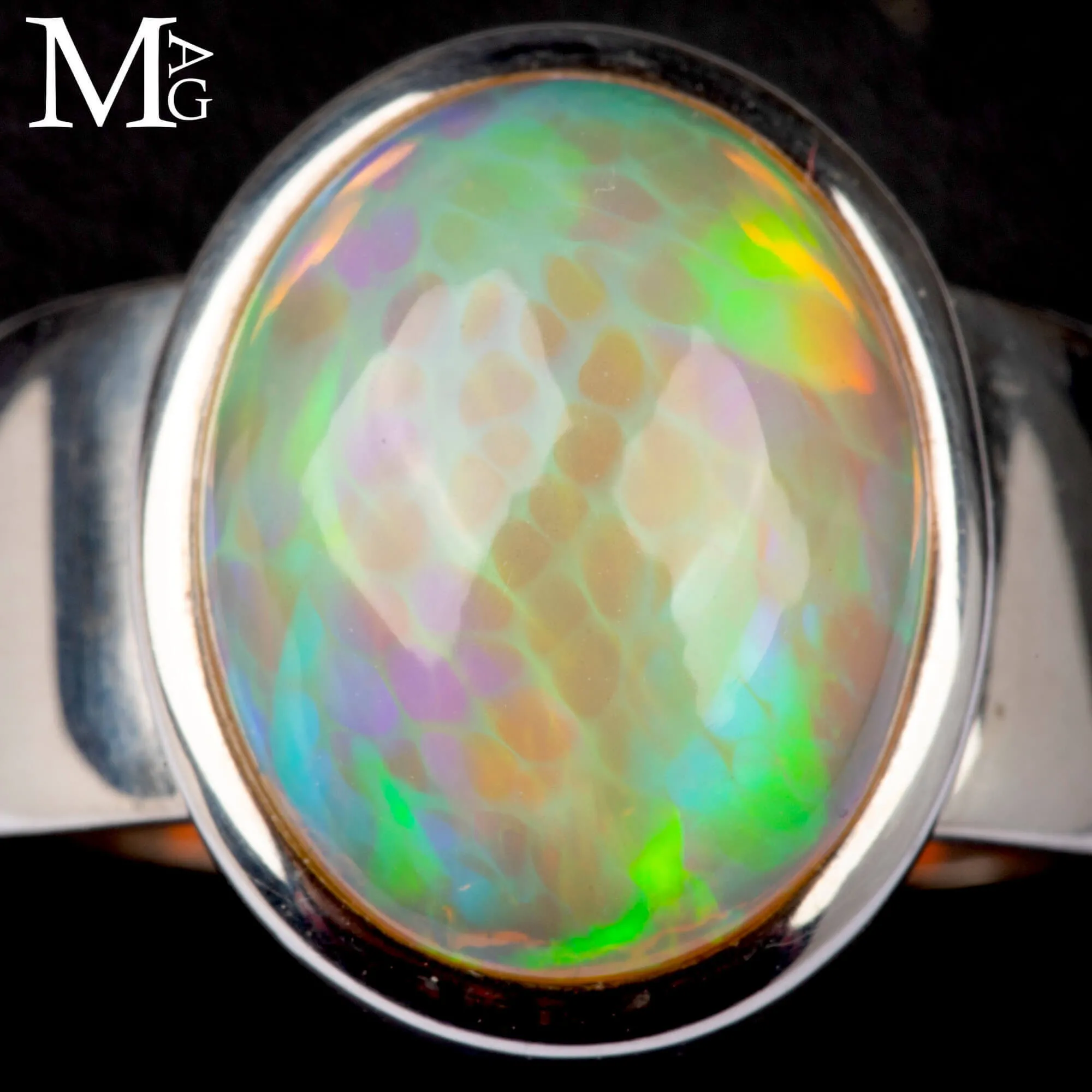 Anello con opale etiope di Welo.