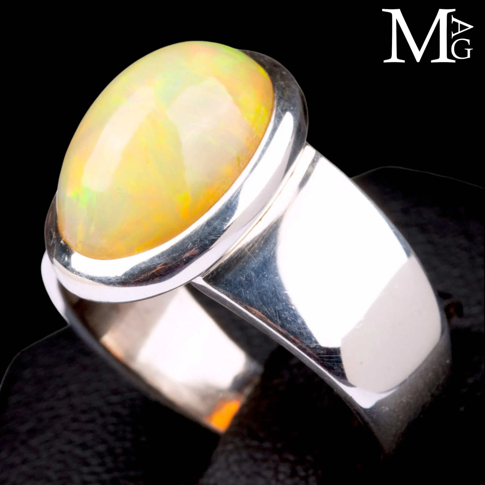 Anello con opale etiope di Welo