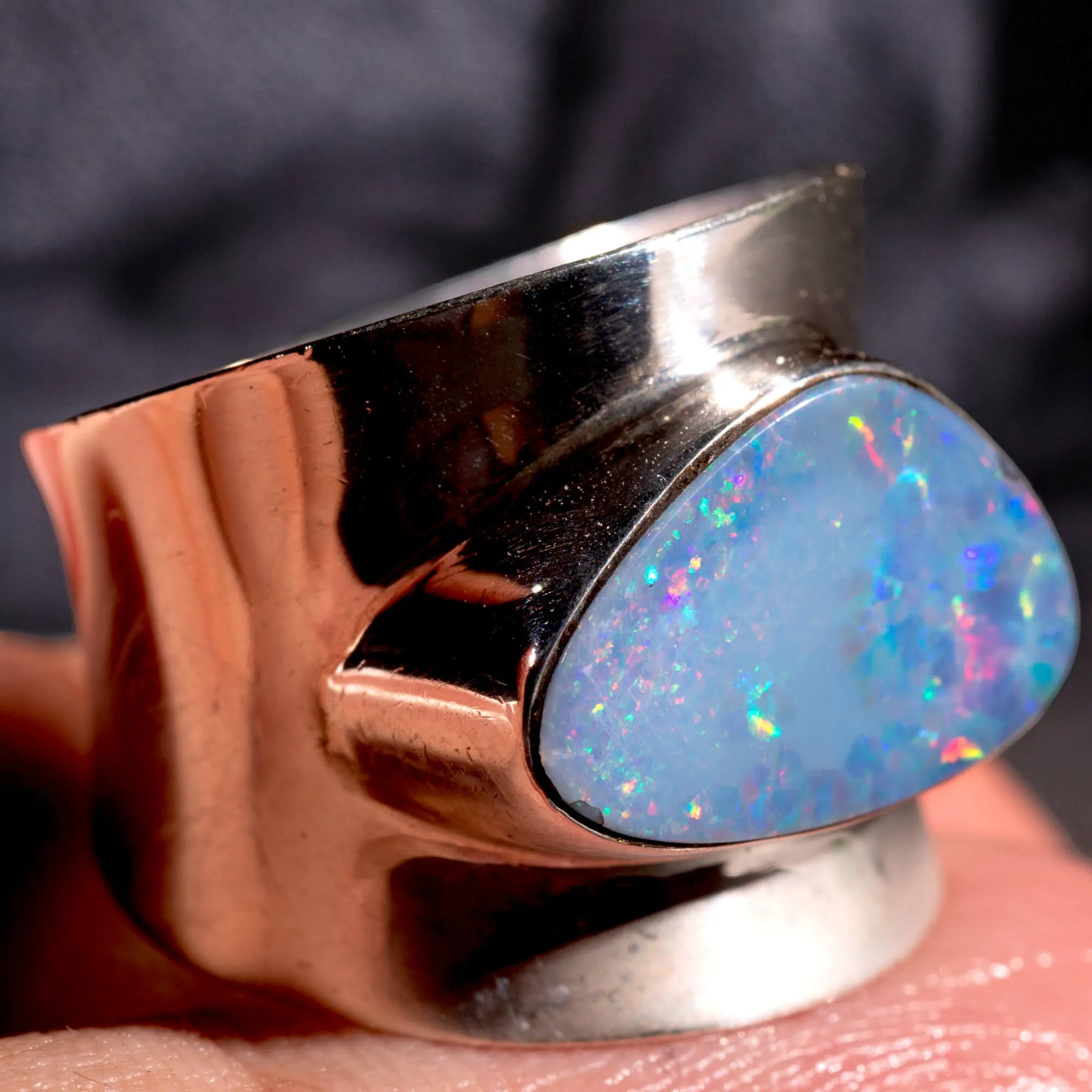 Opale Australiano Anello Design Audace e Moderno.