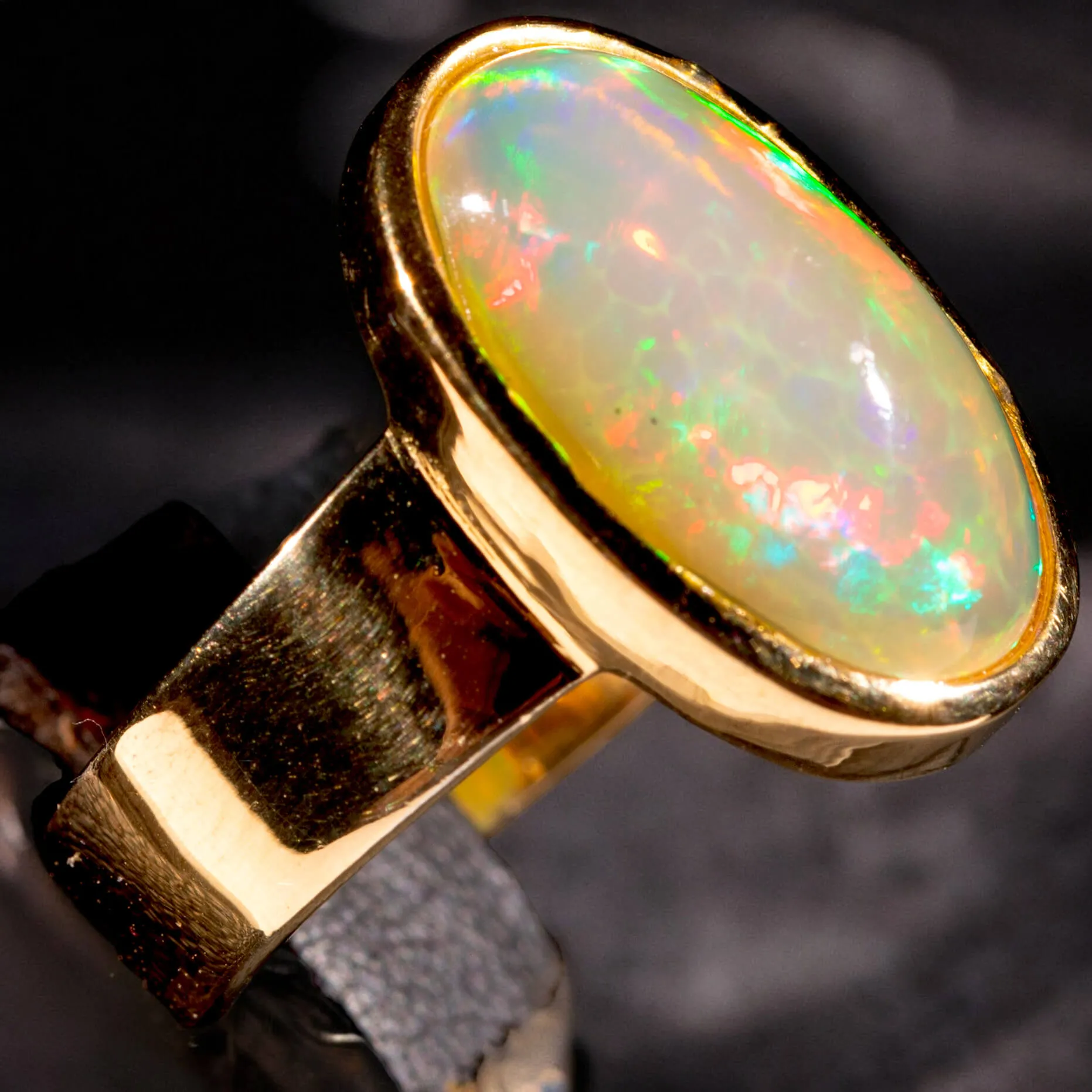 Elegante Anello in Argento Placcato Oro con Opale Welo.