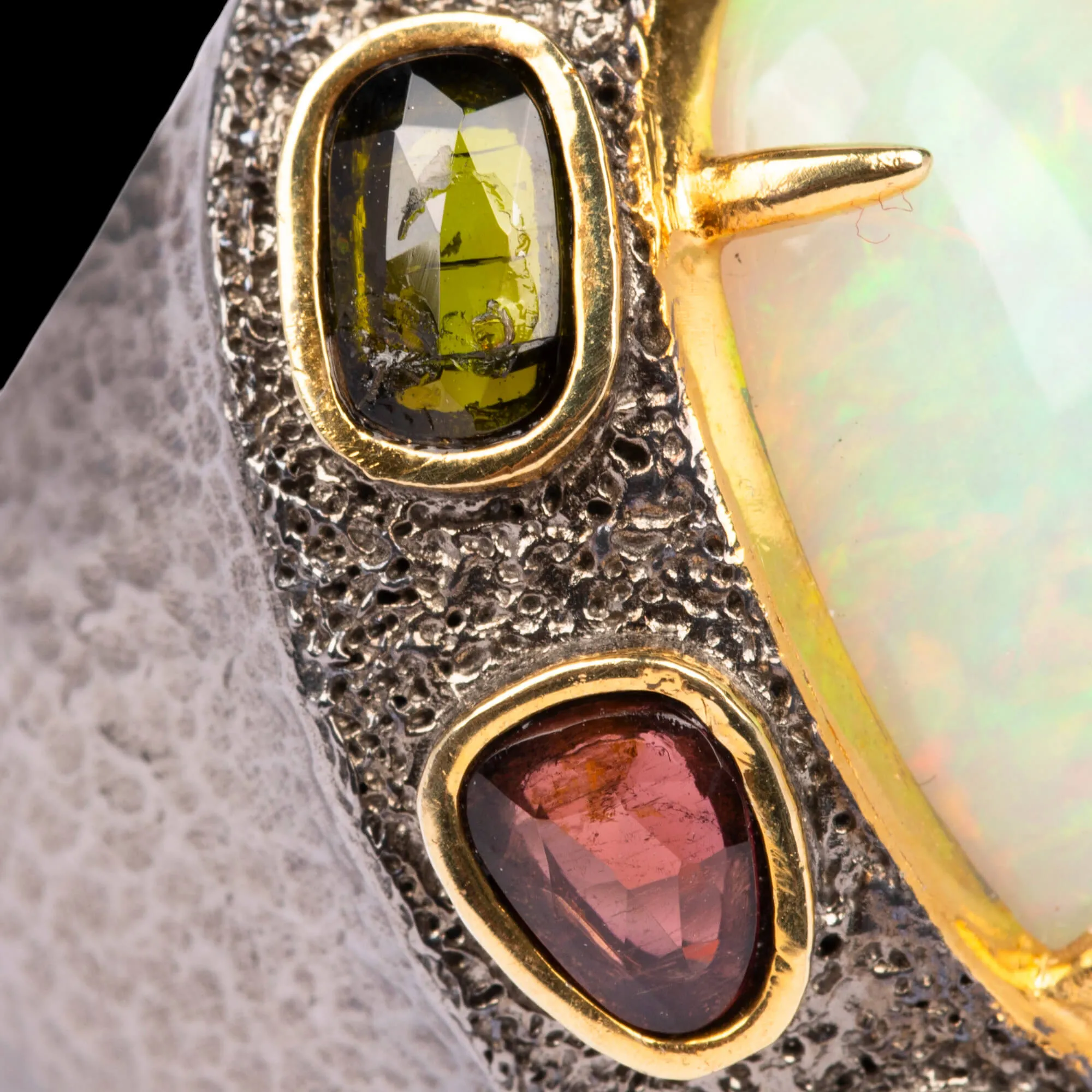 Anello con opale e tormaline multicolore.