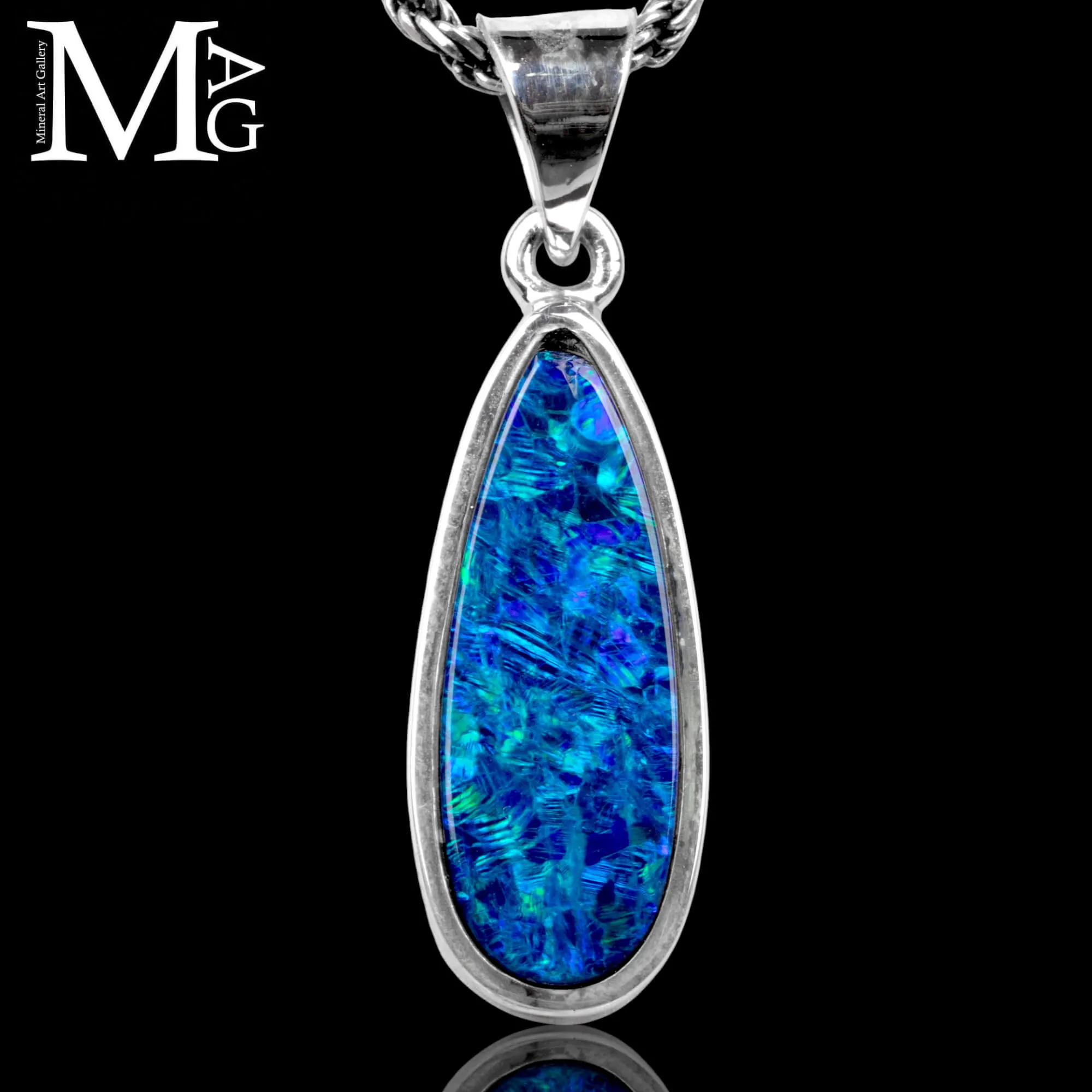 Ciondolo in argento con opale australiano taglio goccia.