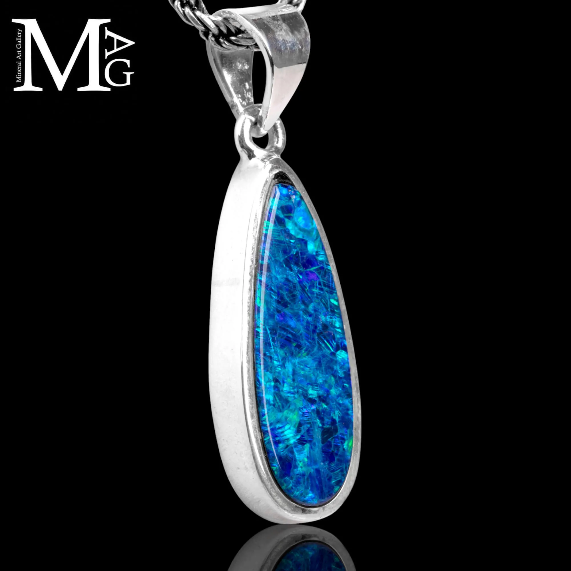 Ciondolo in argento con opale australiano taglio goccia.