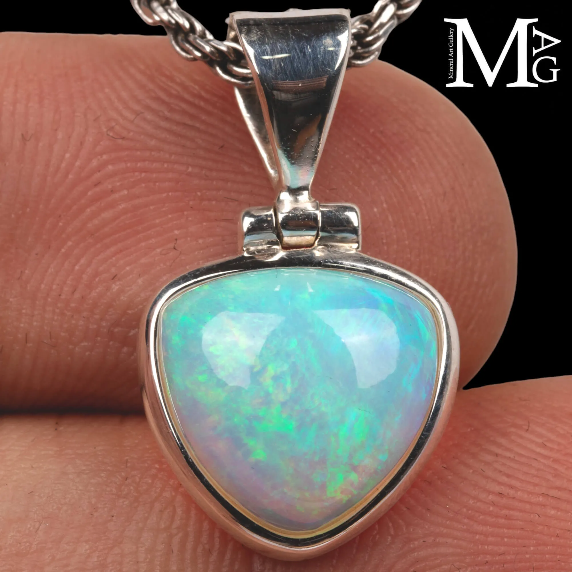 Ciondolo in argento con opale etiope cabochon