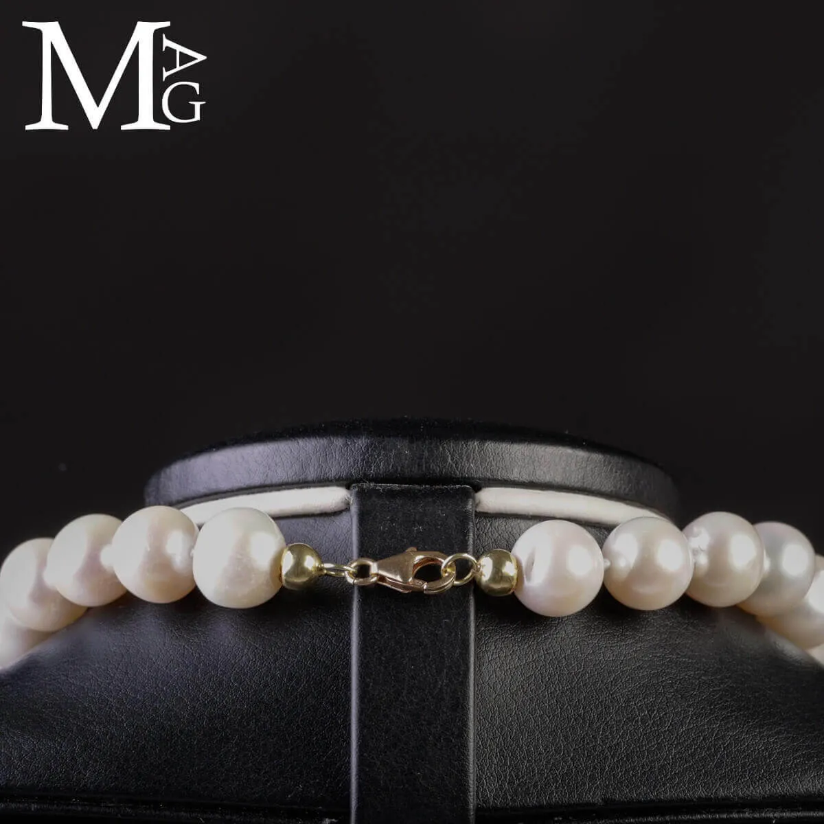 Collier in perle bianche – Montatura a scalare.