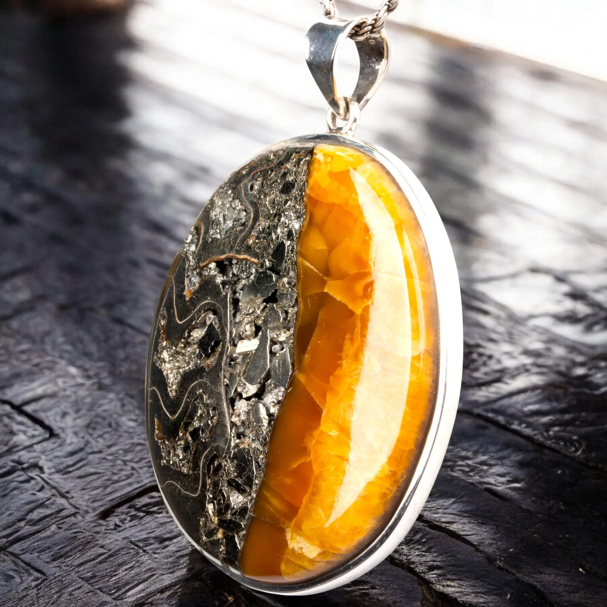 Ciondolo in argento con Ammonite fossile – Pirite, Aragonite e Calcite.