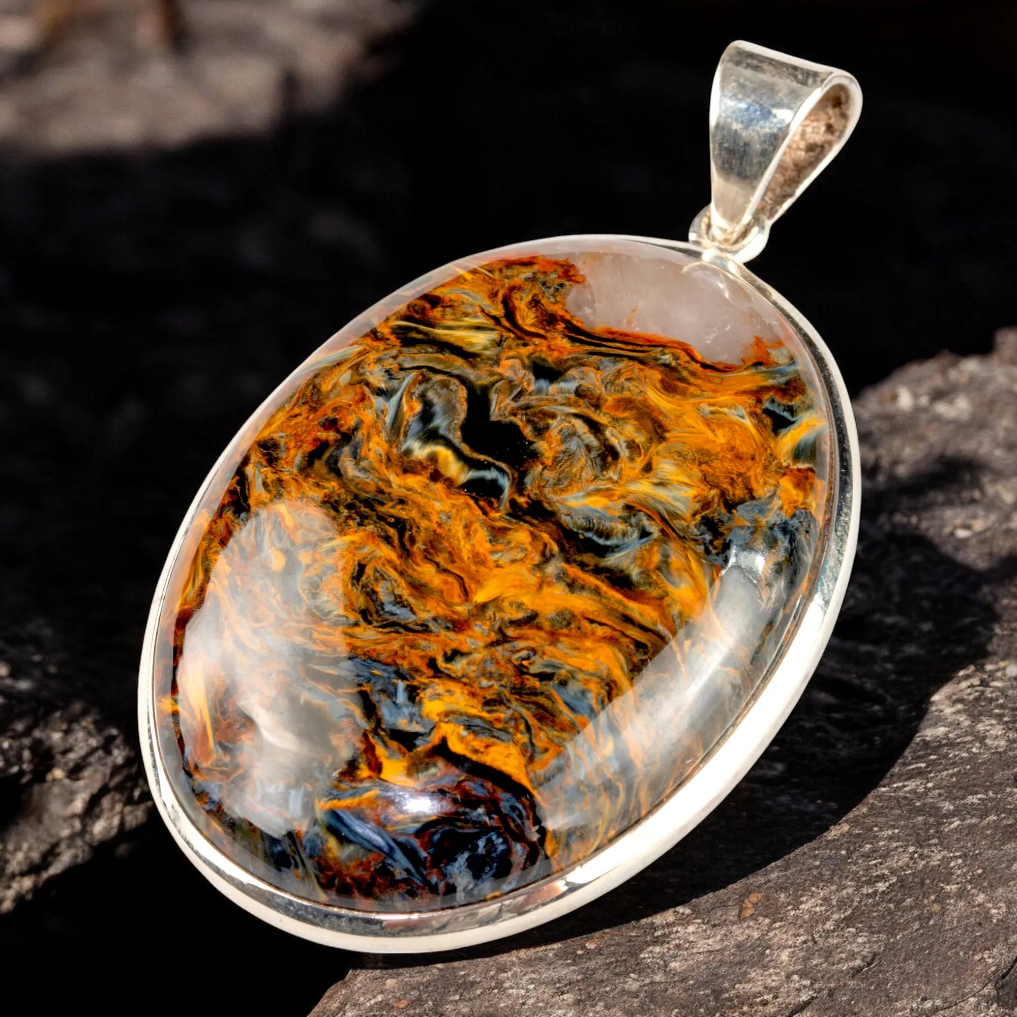 Ciondolo con Pietersite: La Potenza della Tempesta in una Gemma.