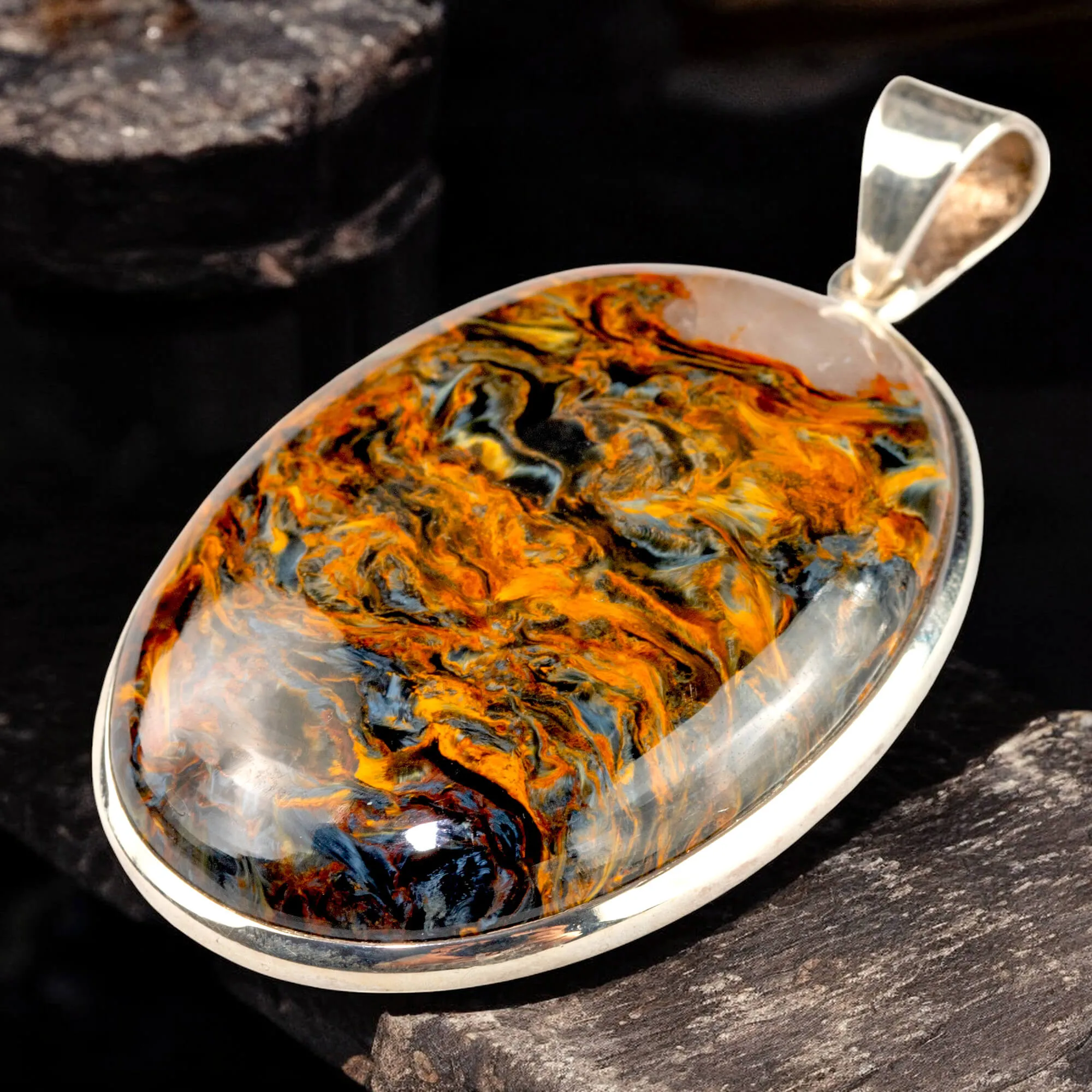 Ciondolo con Pietersite: La Potenza della Tempesta in una Gemma.