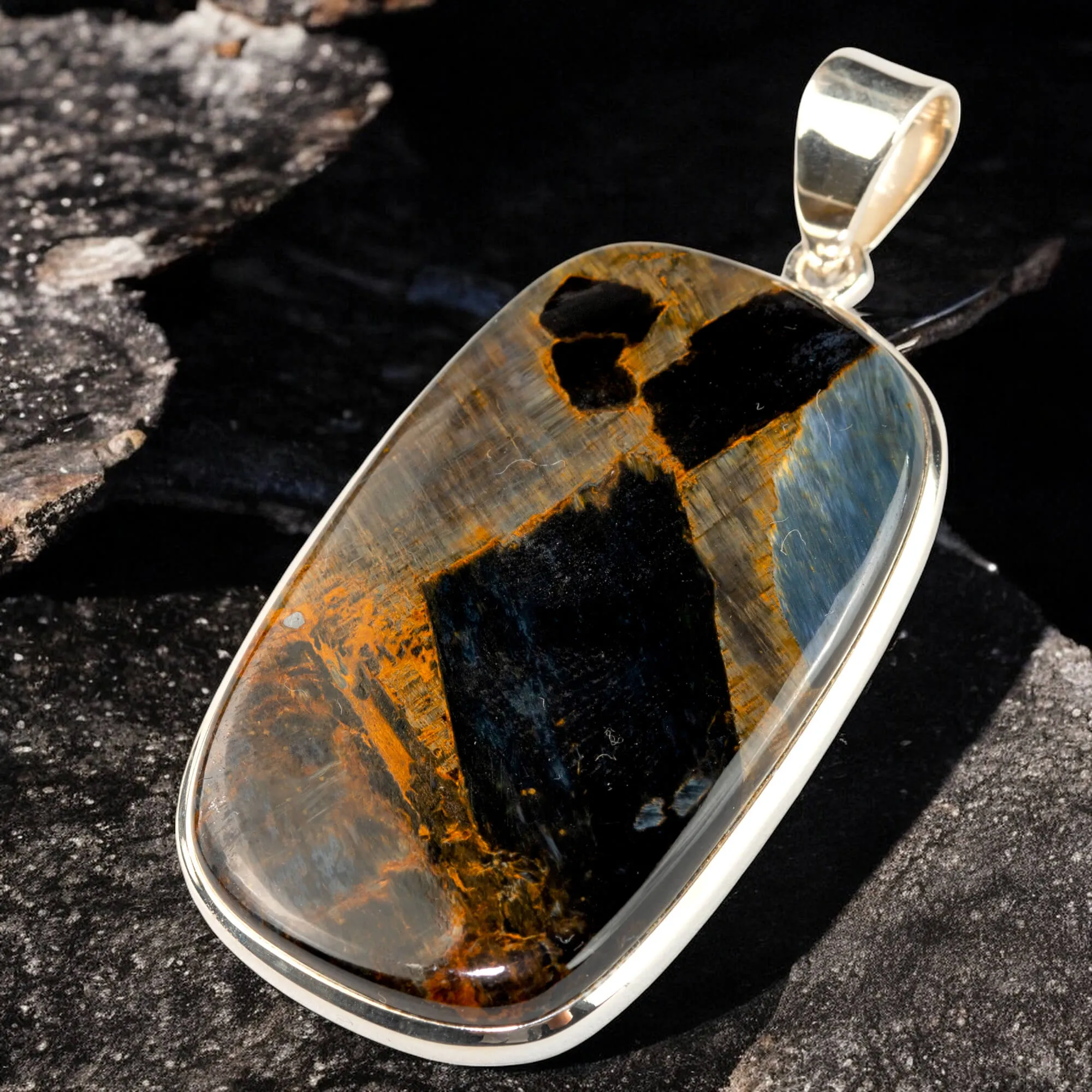 Gioiello Esclusivo con Pietersite: Magia di Colori.