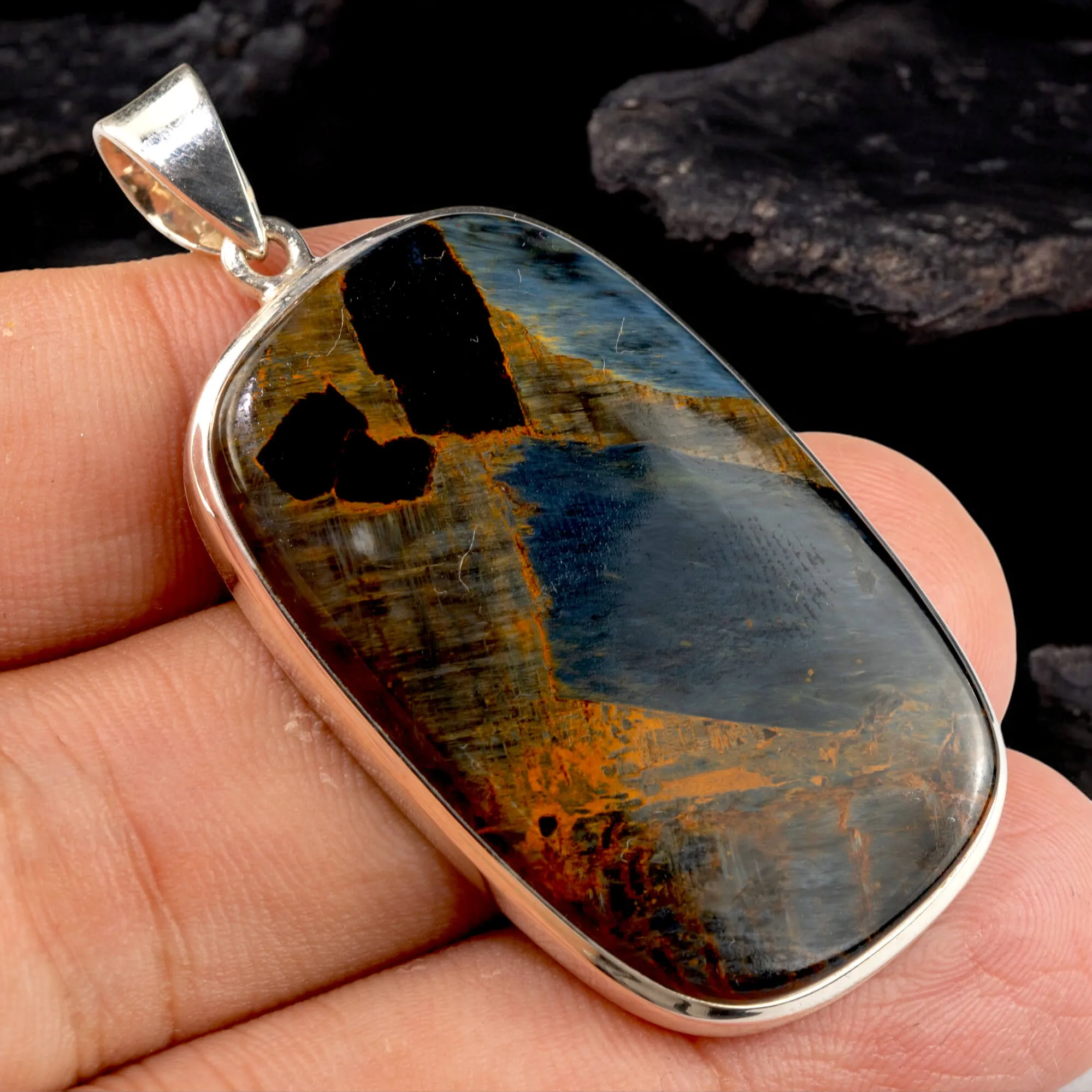 Gioiello Esclusivo con Pietersite: Magia di Colori.