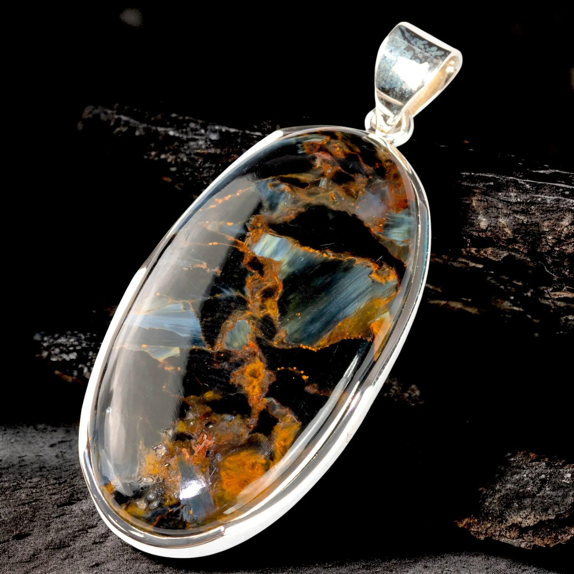 Ciondolo con Pietersite della Namibia: Fascino Naturale.