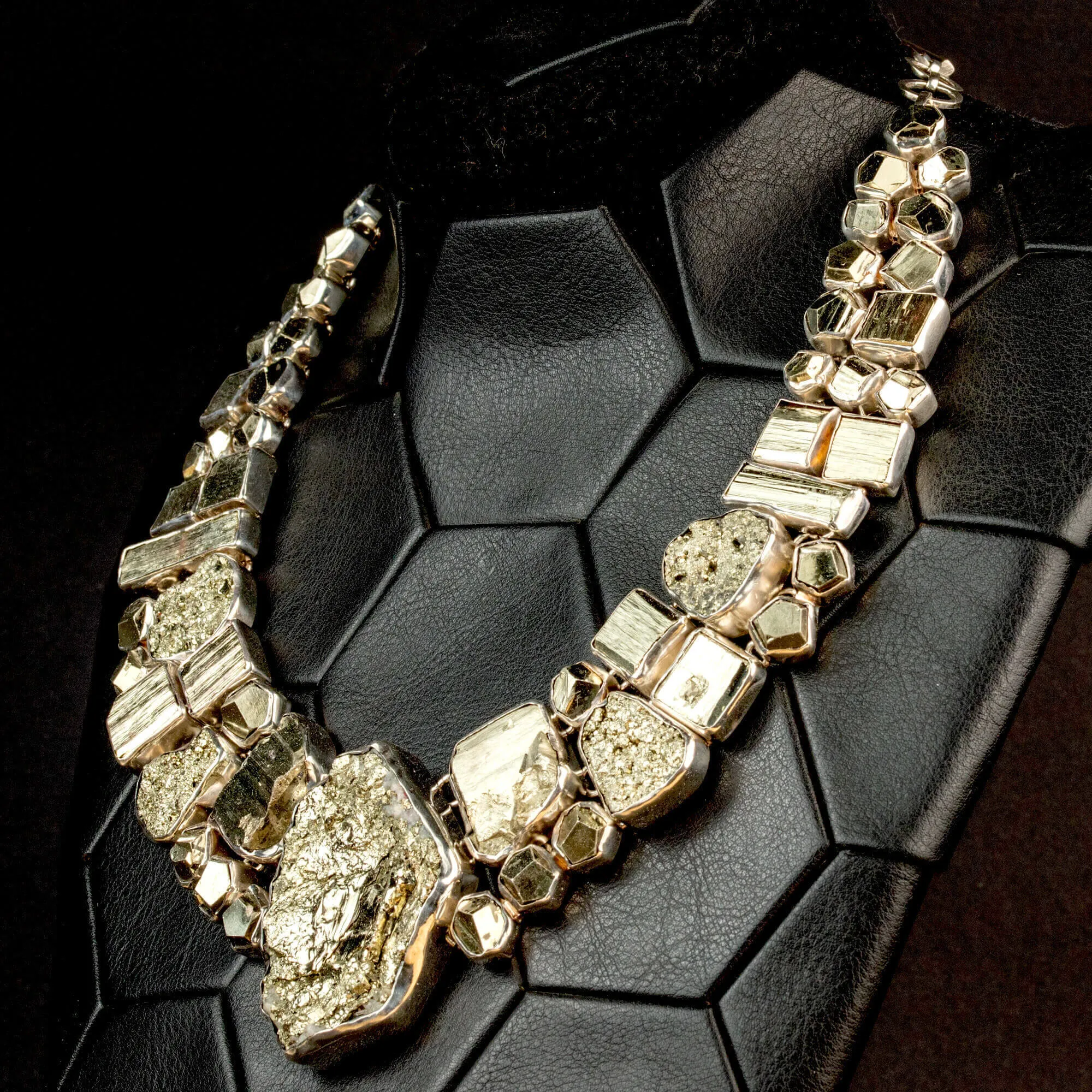 Stupefacente Collana in Argento con 53 Gemme di Pirite Gold.