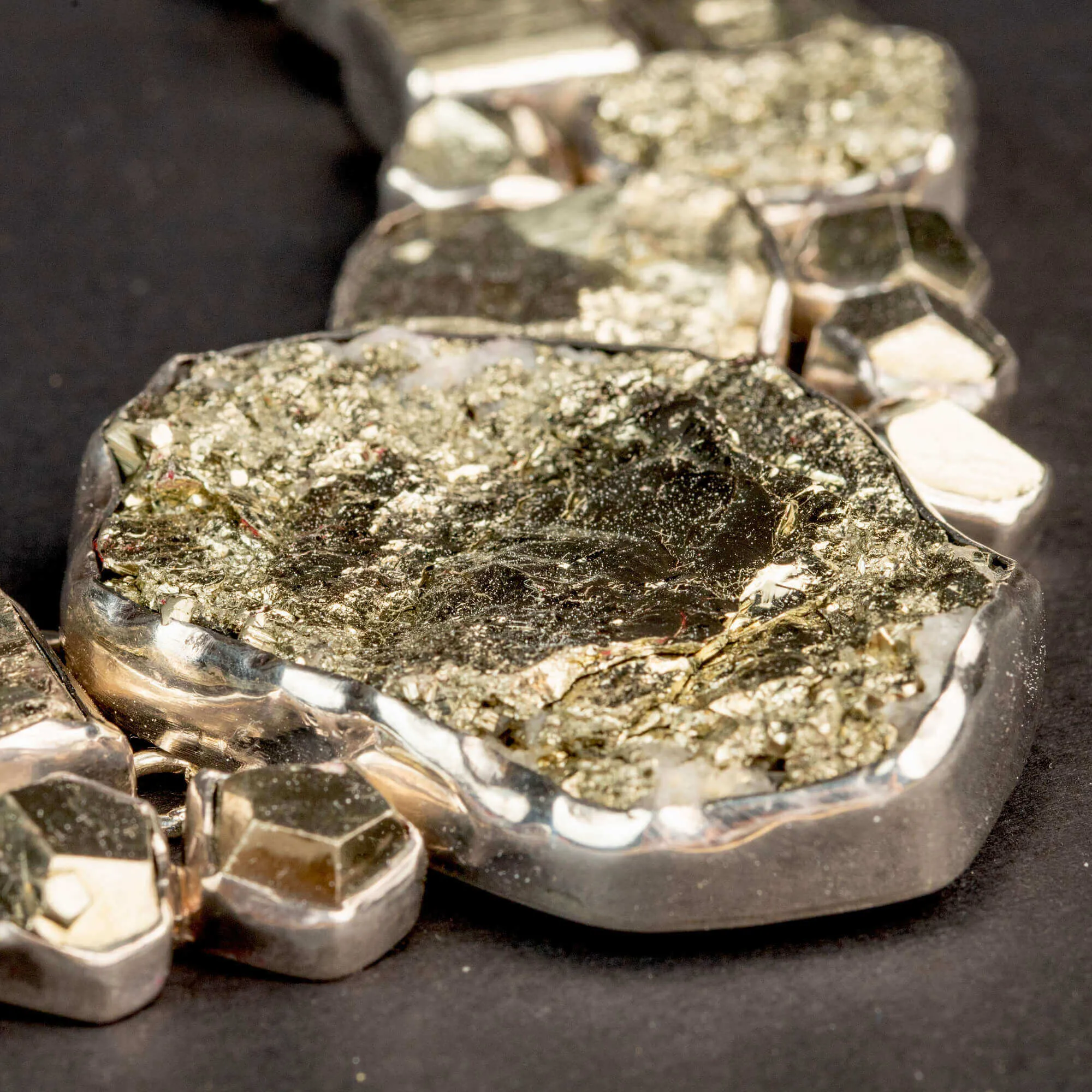Stupefacente Collana in Argento con 53 Gemme di Pirite Gold.