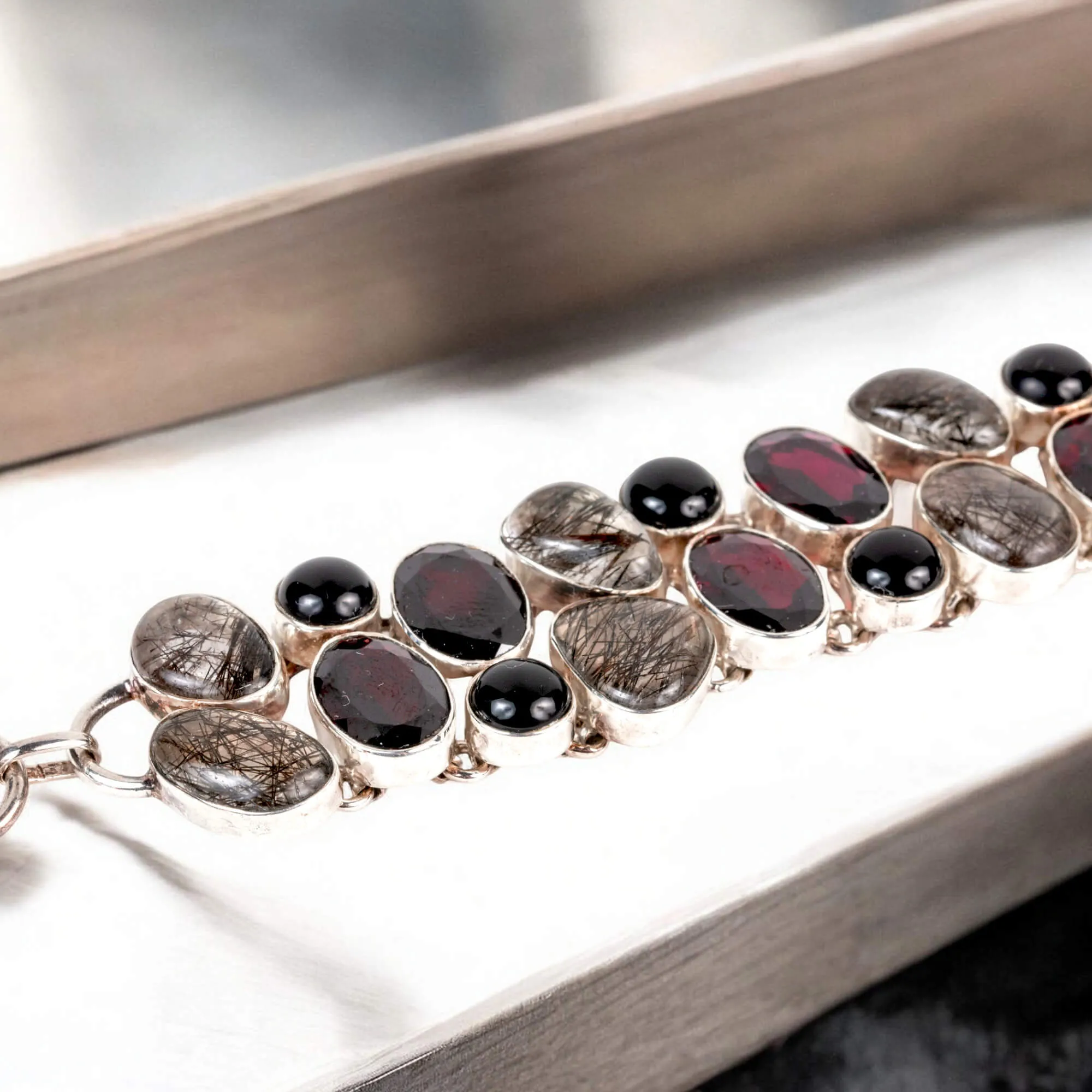 Bracciale in Argento con Granati, Quarzo Tormalinato e Onice.