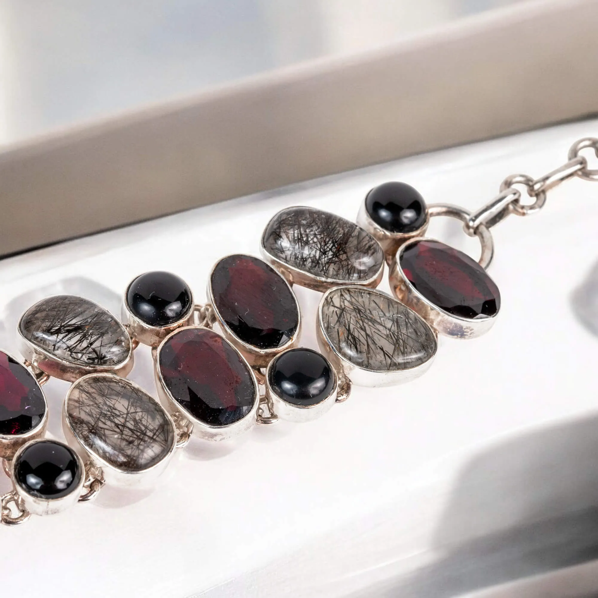 Bracciale in Argento con Granati, Quarzo Tormalinato e Onice.
