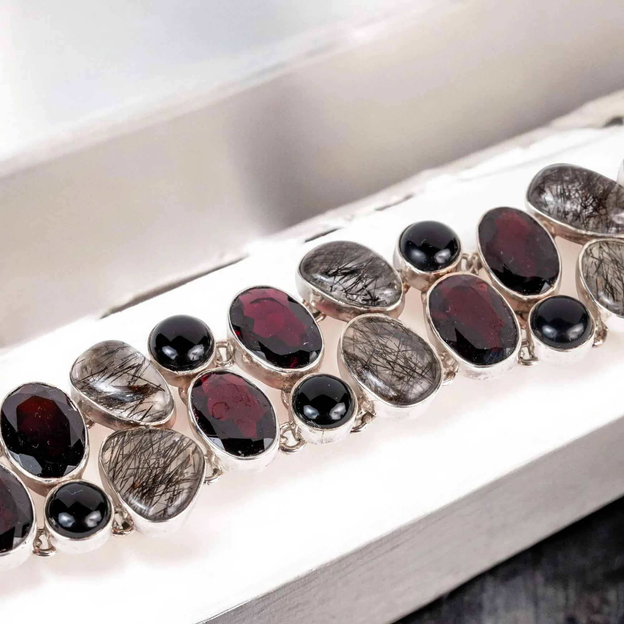 Bracciale in Argento con Granati, Quarzo Tormalinato e Onice.