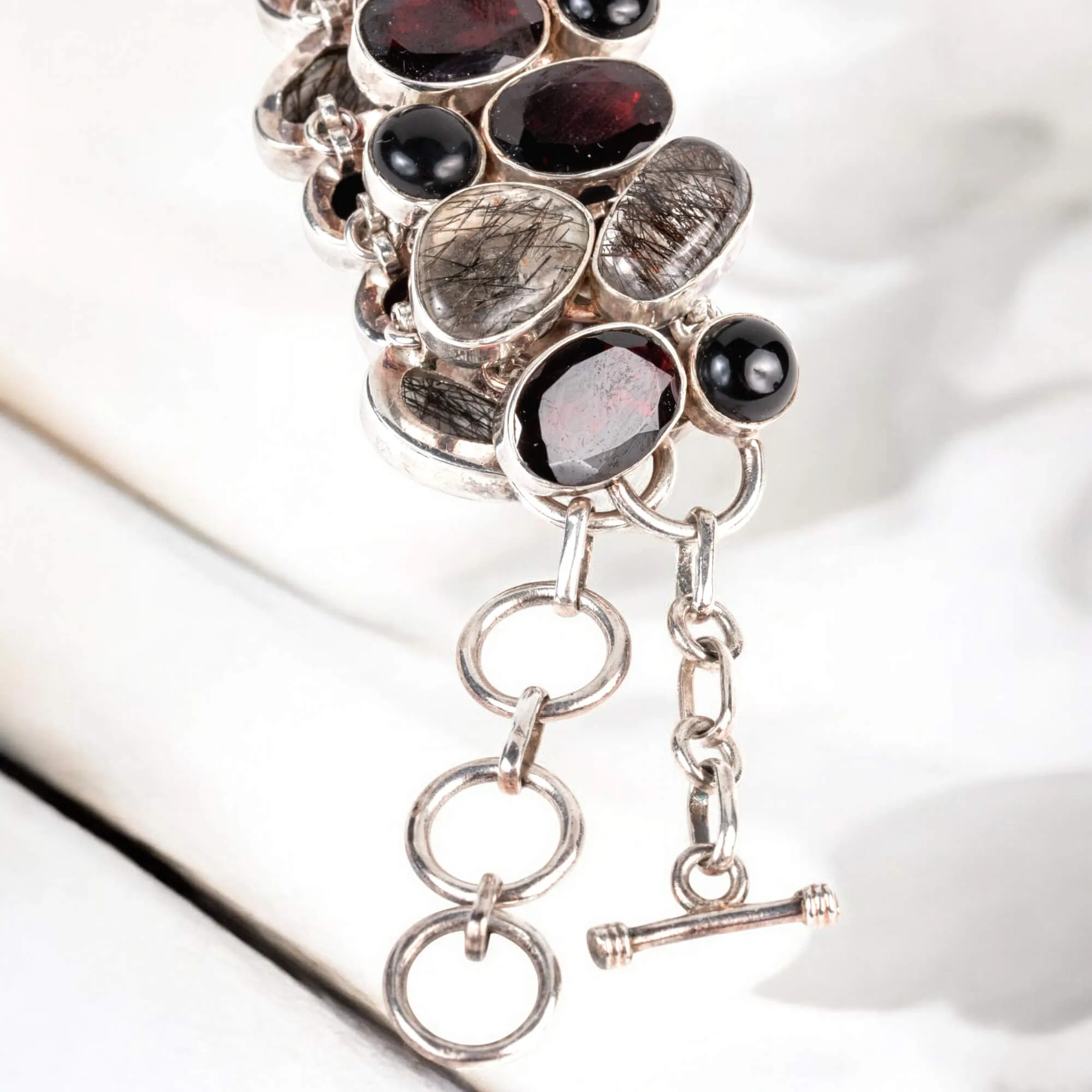 Bracciale in Argento con Granati, Quarzo Tormalinato e Onice.
