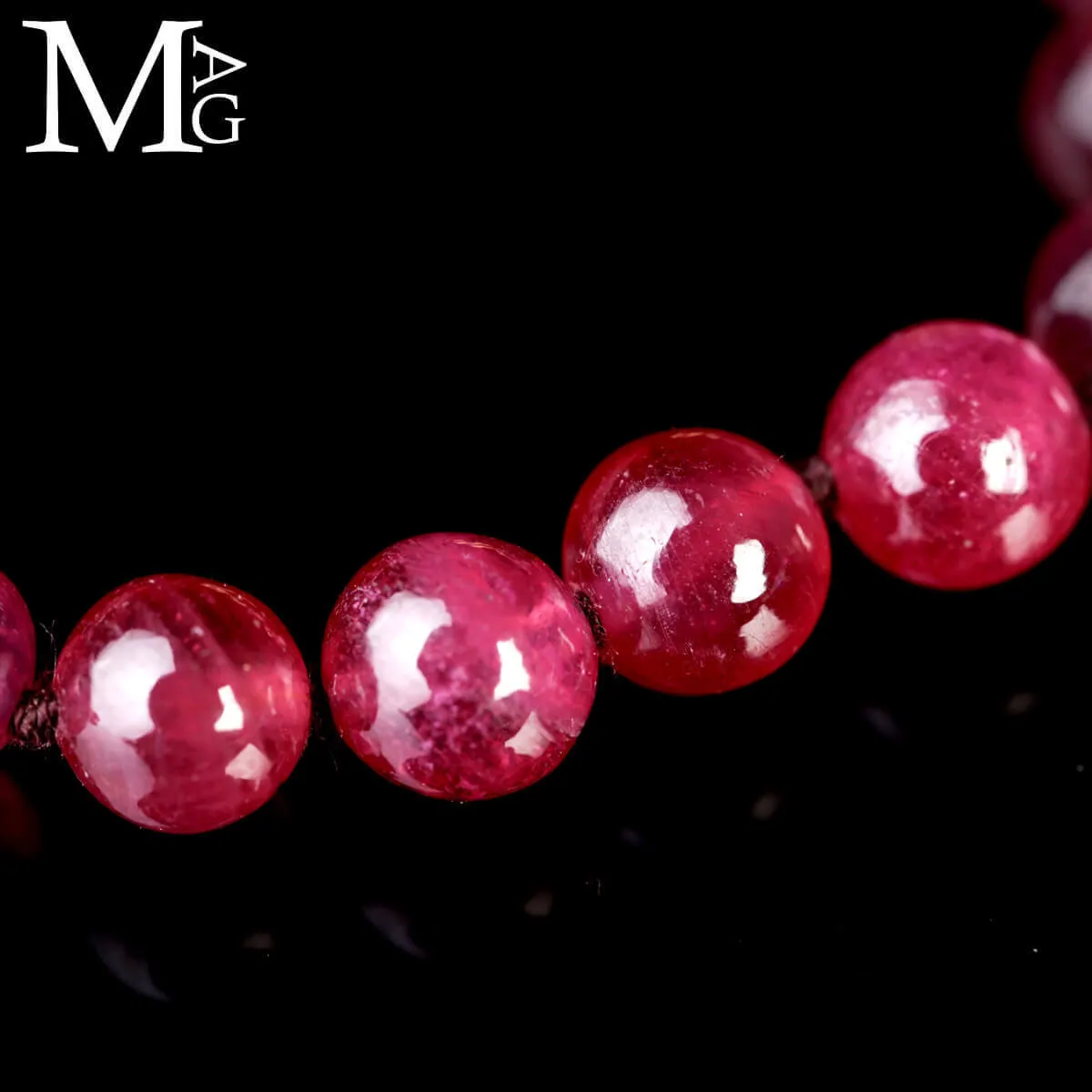 Collana di Rubini: Eleganza di Sfere Birmane.
