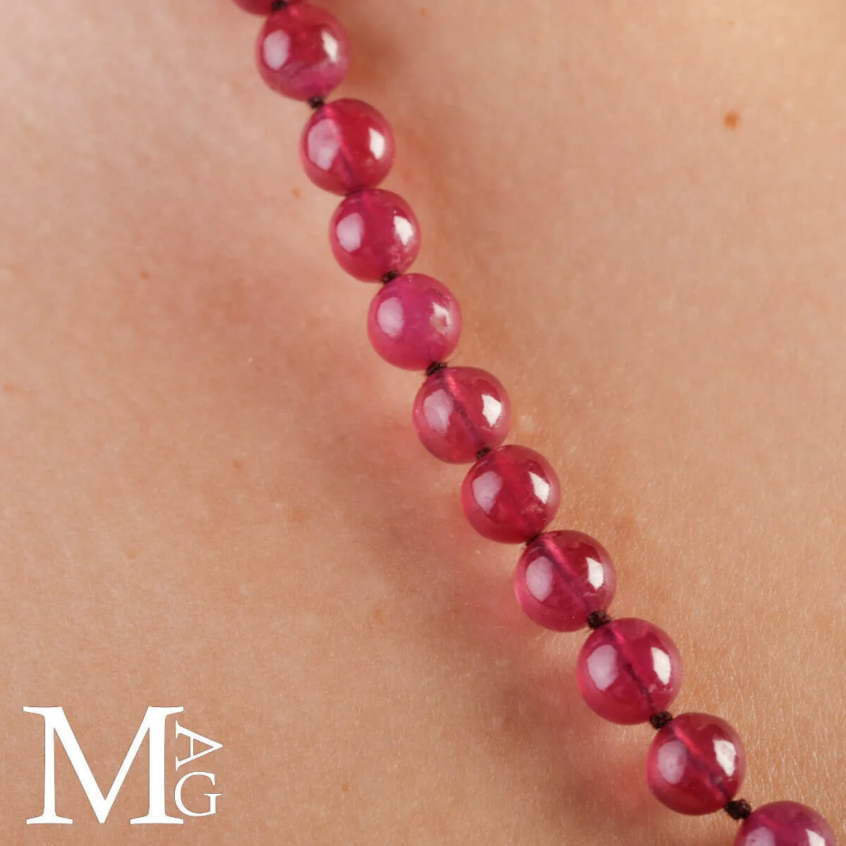 Collana di Rubini: Eleganza di Sfere Birmane.