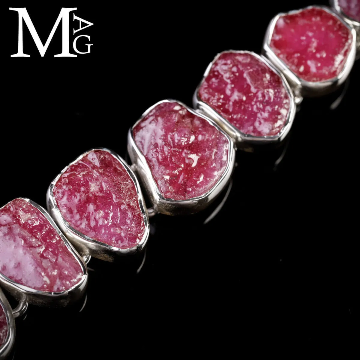Bracciale in argento con gemme naturali di rubino.