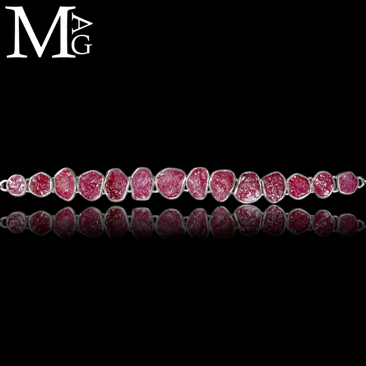 Bracciale in argento con gemme naturali di rubino.
