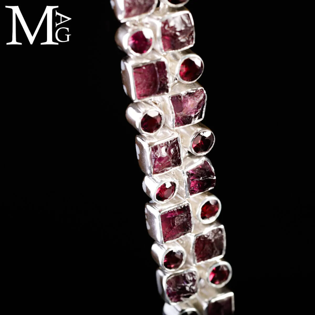 Bracciale con rubini quadrati e gemme sfaccettate