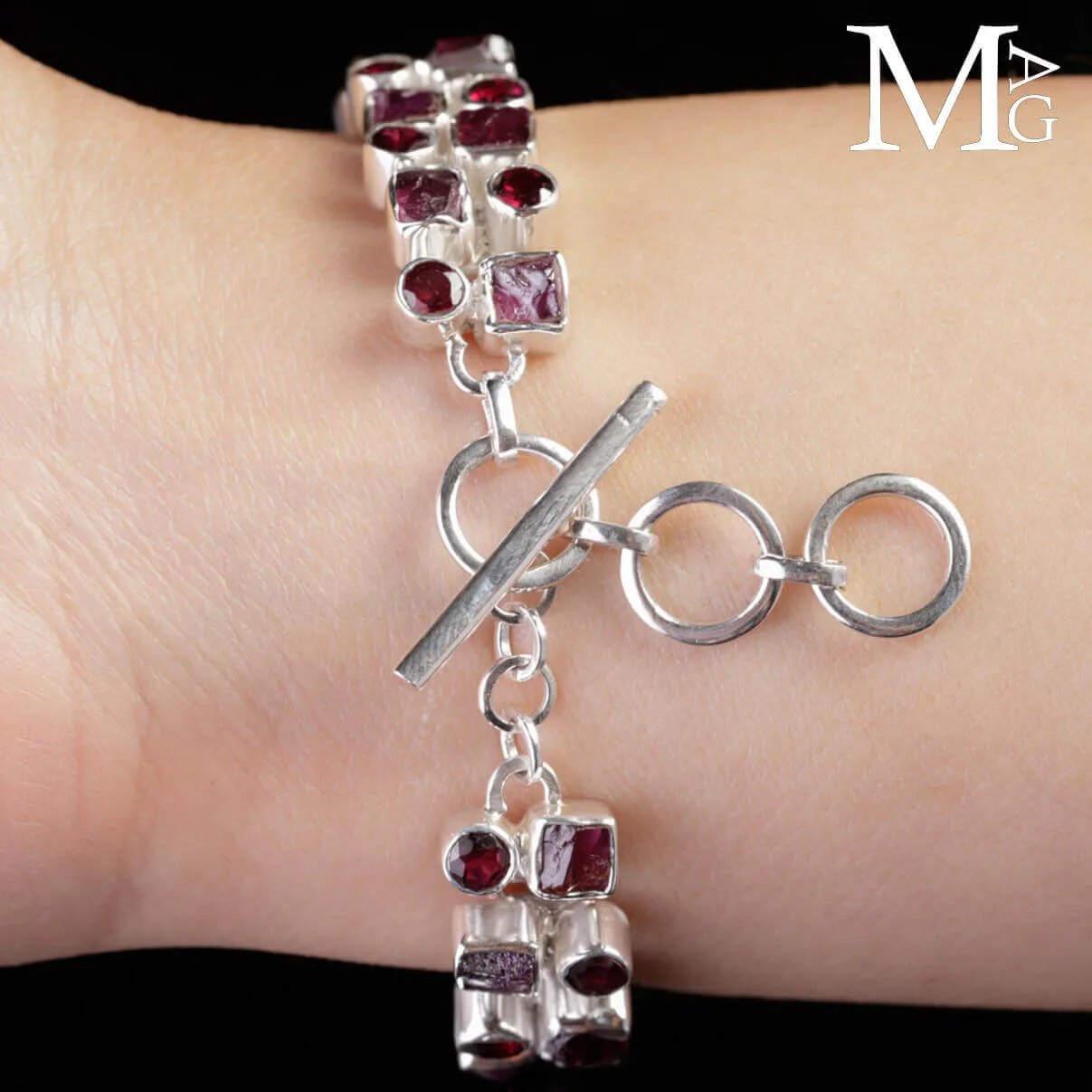 Bracciale con rubini quadrati e gemme sfaccettate