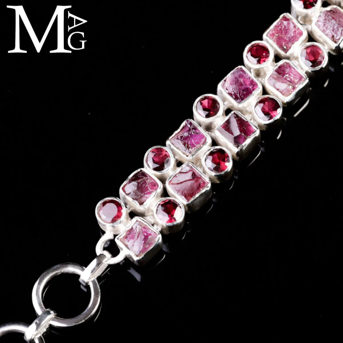 Bracciale con rubini quadrati e gemme sfaccettate