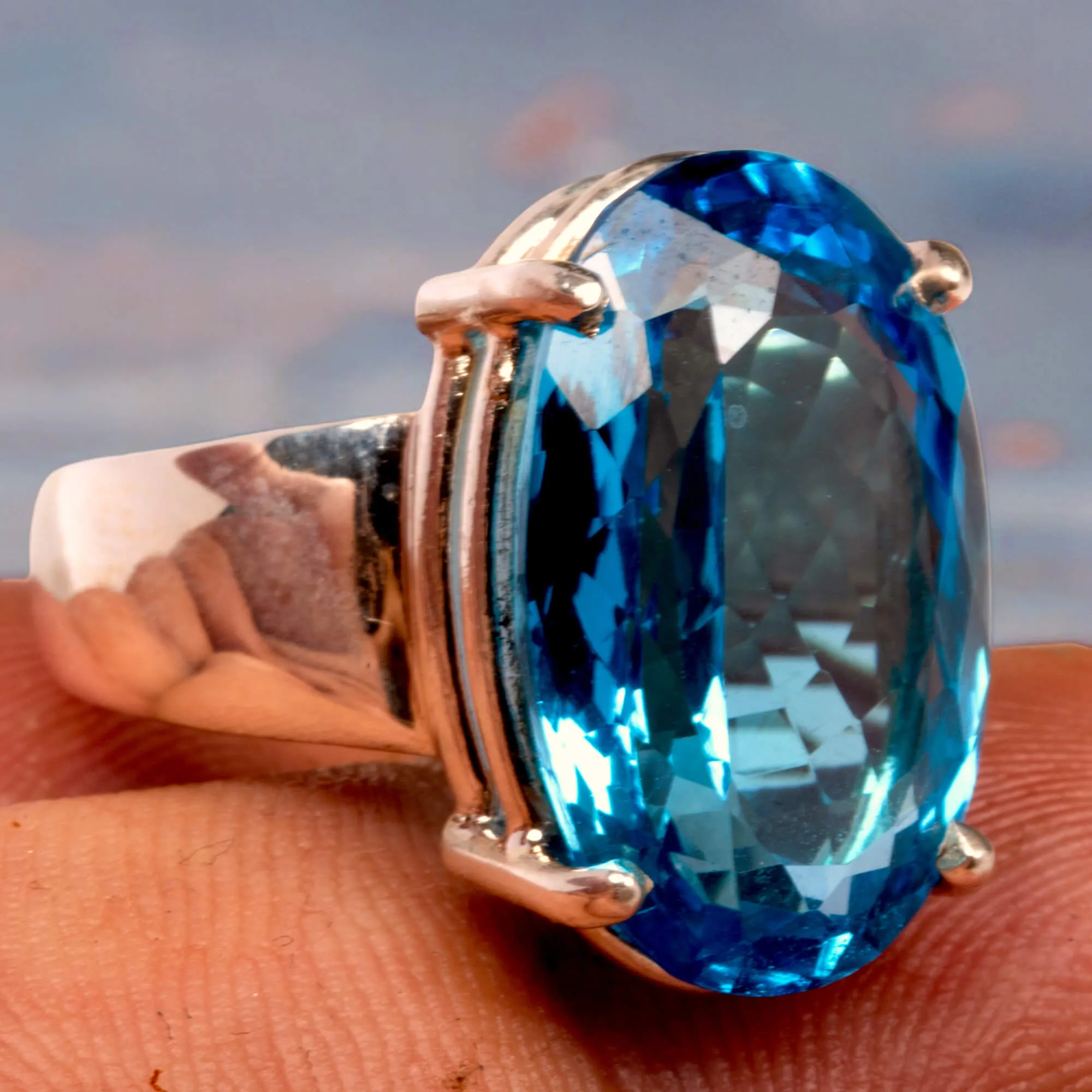 Anello in Argento con Topazio Swiss Blue Ovale Sfaccettato.
