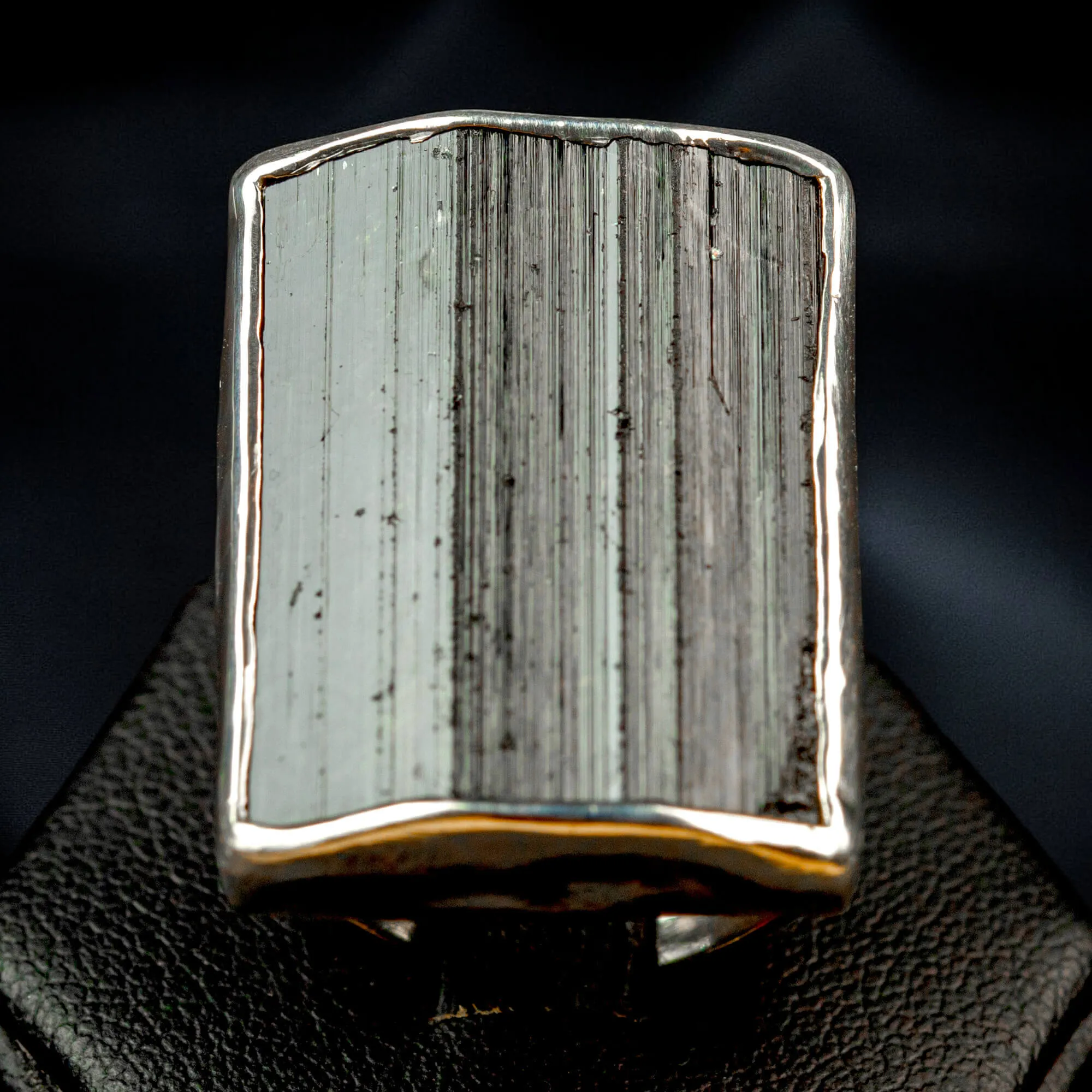 Anello con Tormalina Nera Rettangolare.
