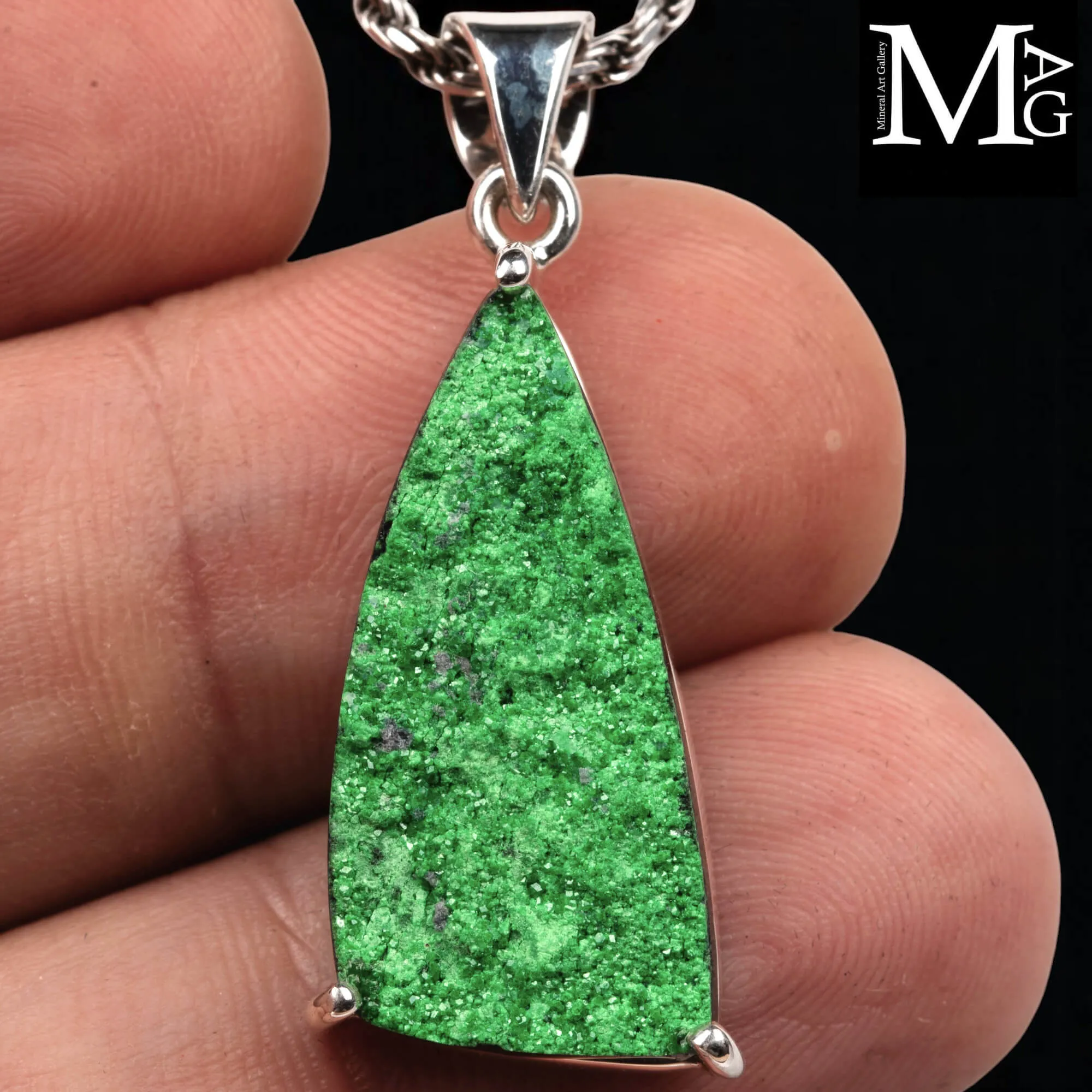 Ciondolo con Uvarovite triangolare.