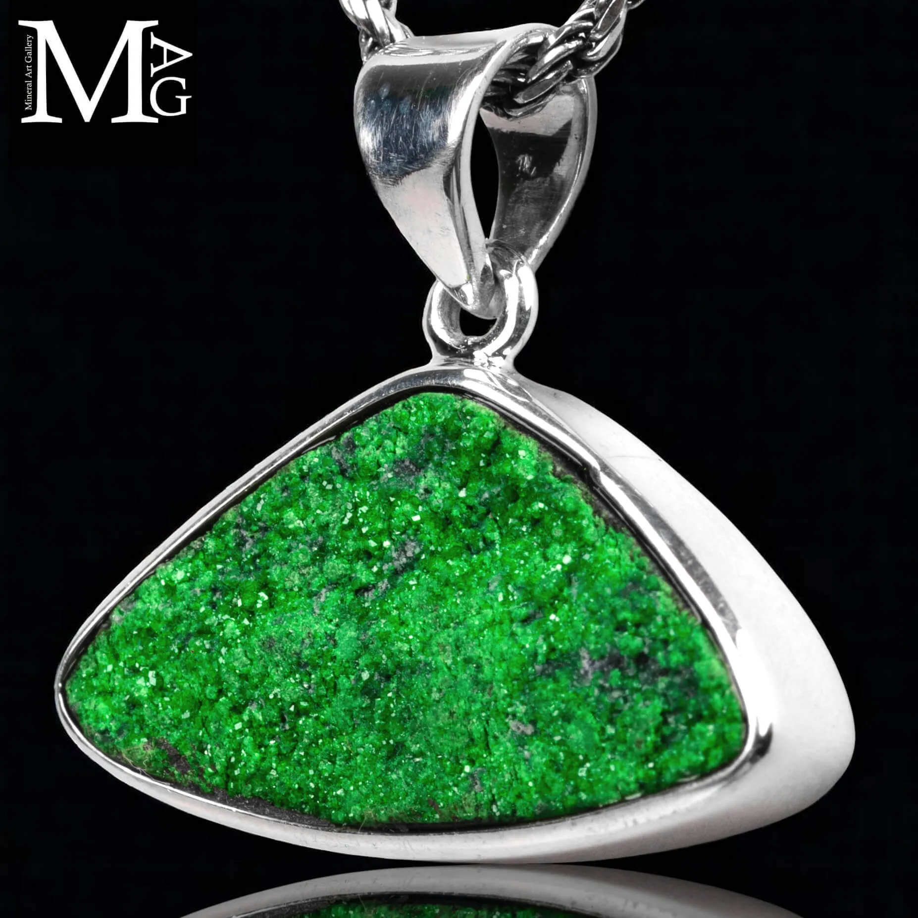 Ciondolo in argento con Uvarovite trapezoidale.