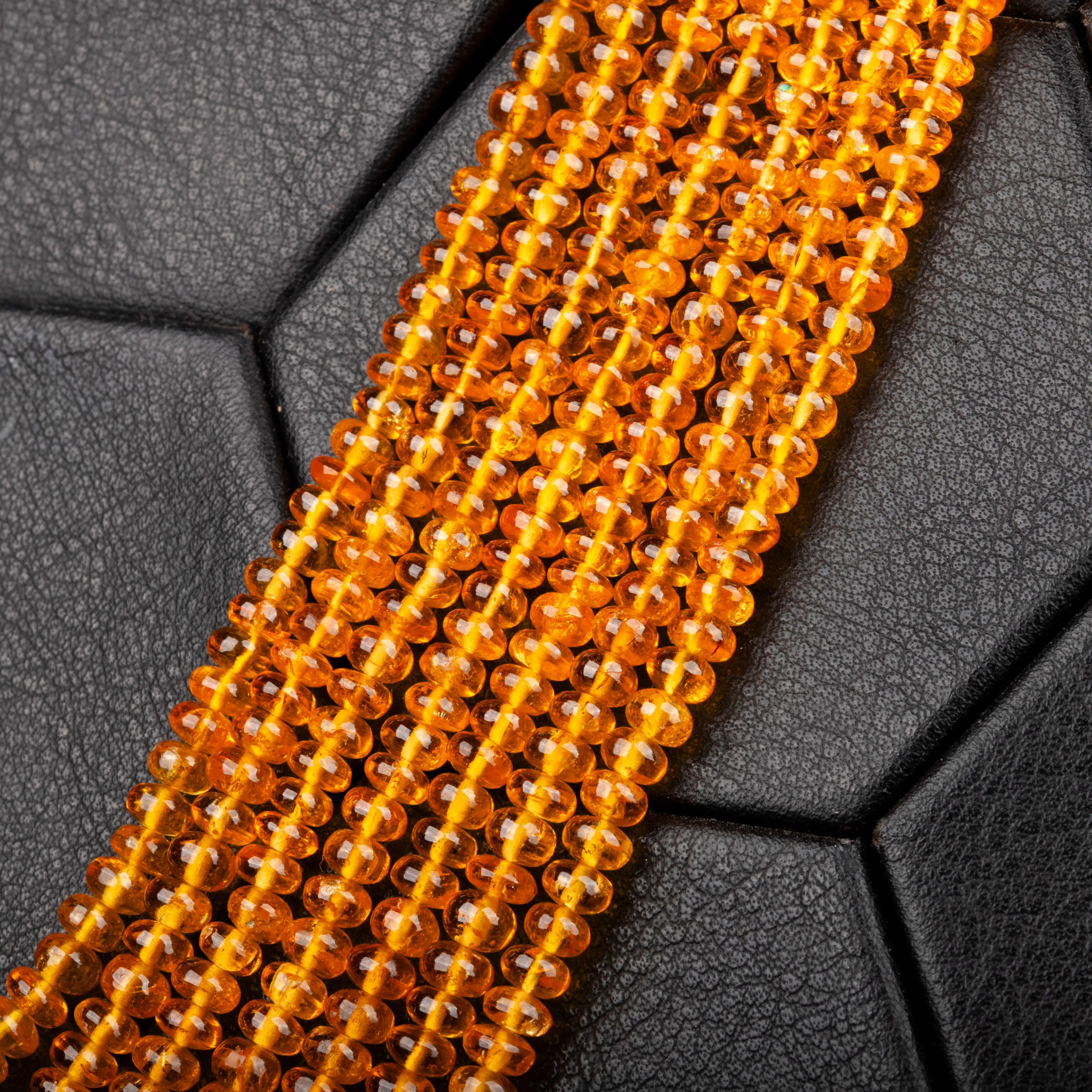Collier in Zaffiri Arancioni – 760 Carati di Luminosità Solare