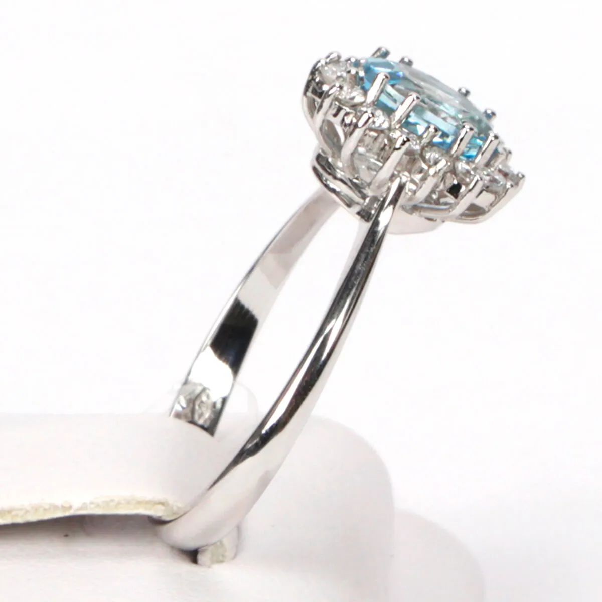 Anello Oro Bianco Acquamarina e Diamanti